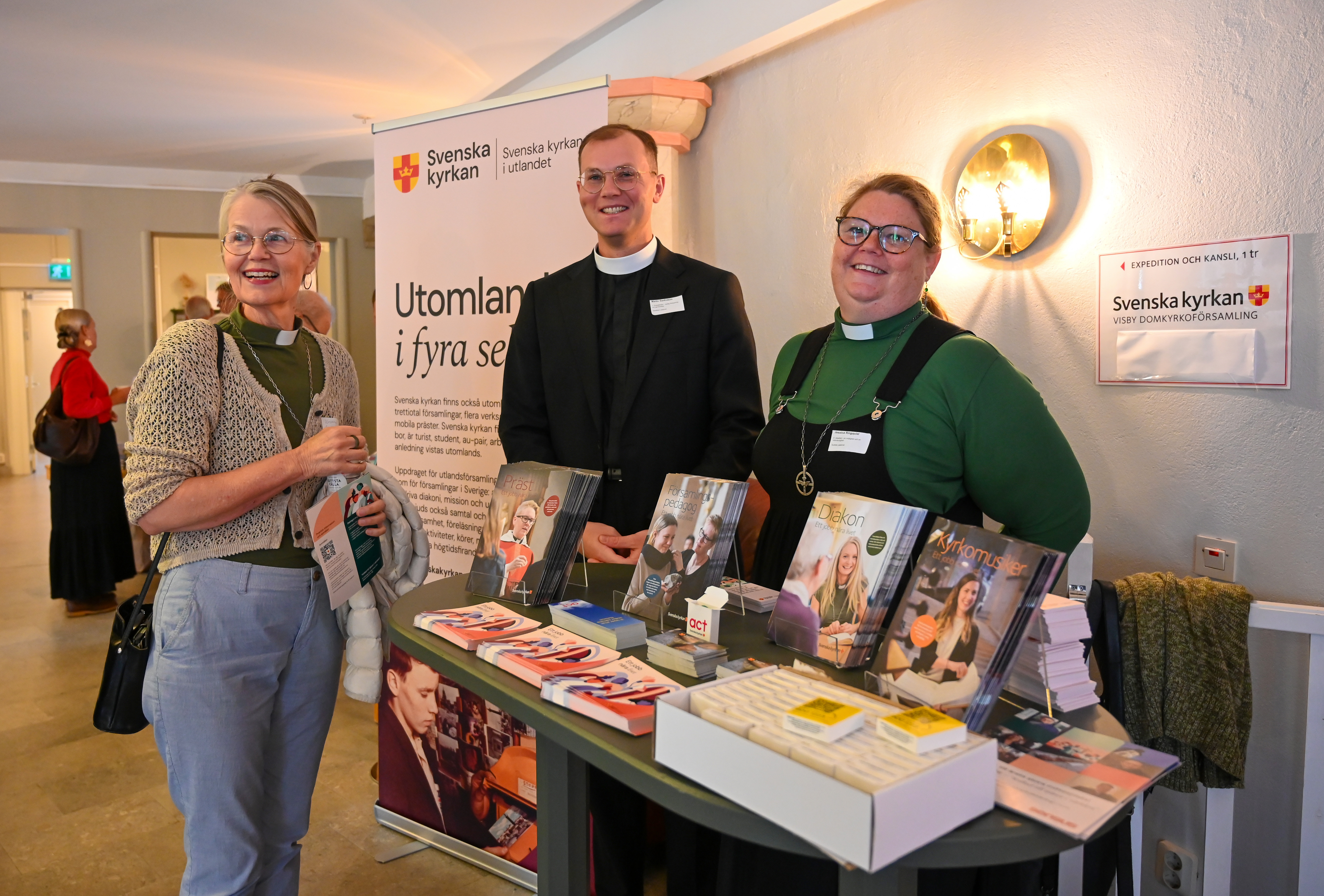 Präst och diakoner vid utställningsmonter på Stiftsfest 2026