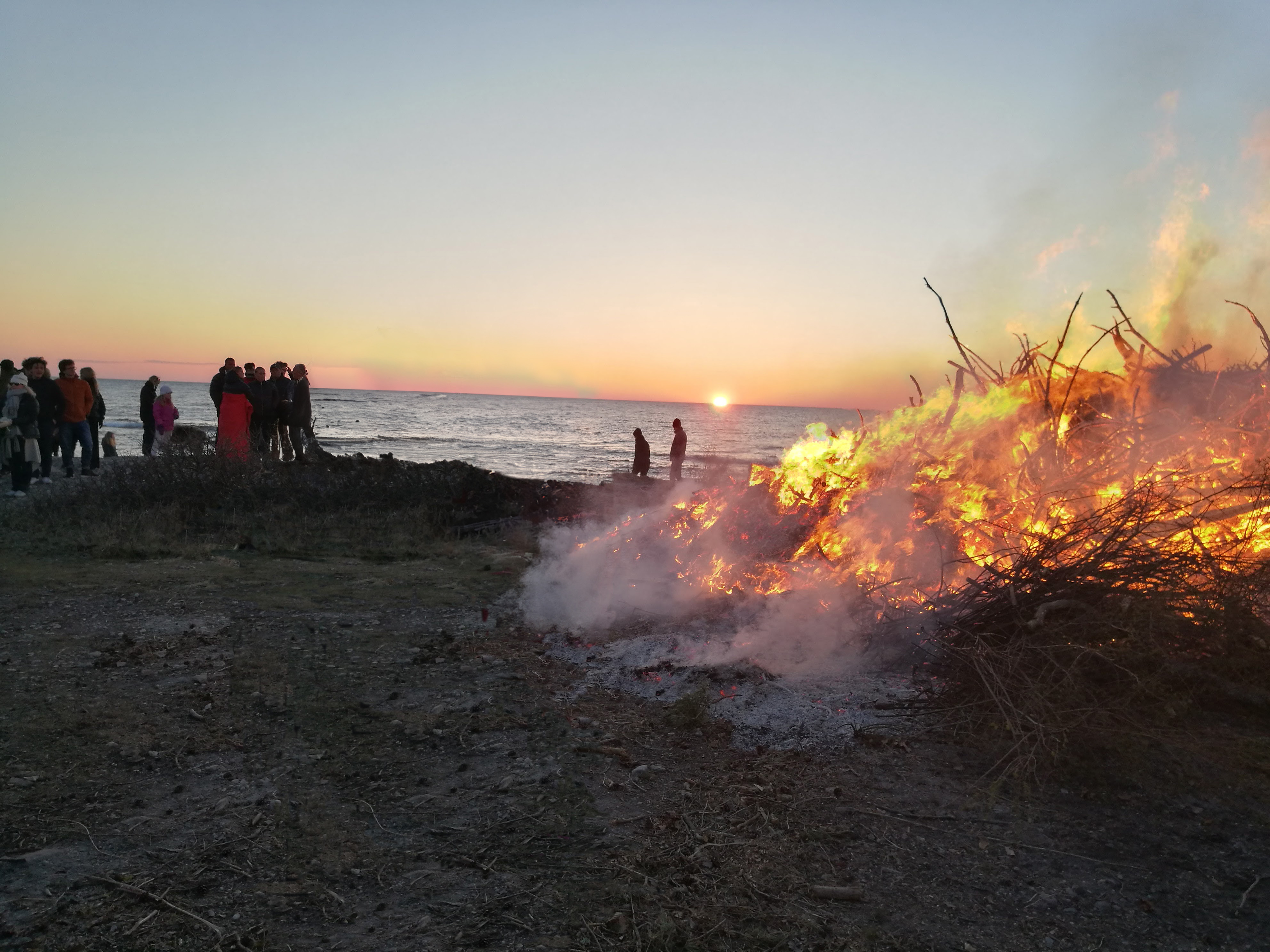 Majbrasa i Själsö vid solnedgång