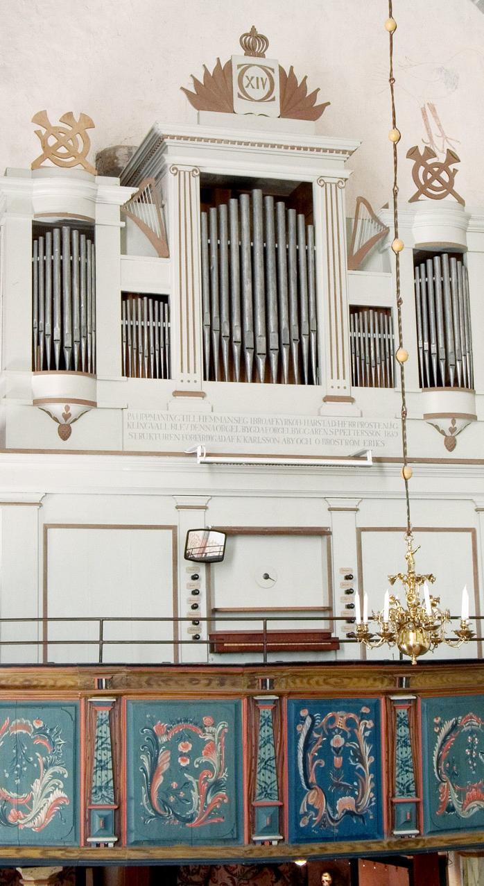 Vitfärgad orgel med silverfärgade pipor