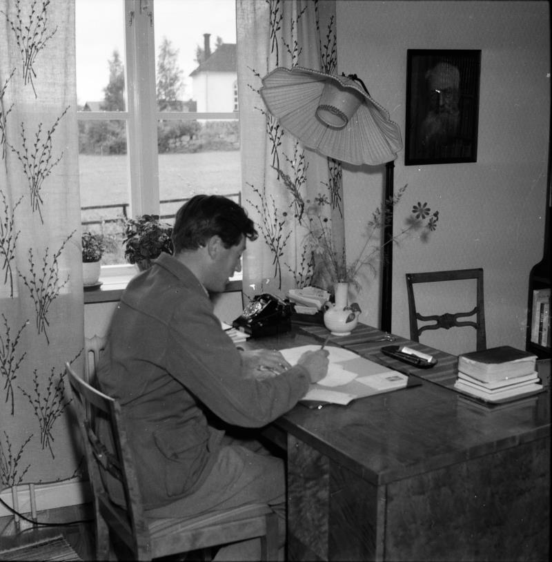 Svartvitt foto på Carl Adolf Murray som sitter vid sitt skrivbord på stiftsgården i Undersvik