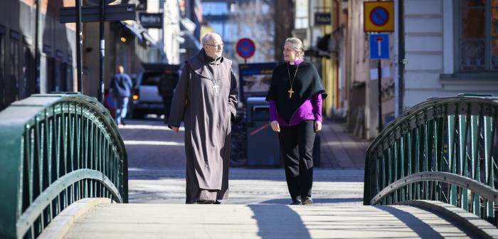 Biskop Karin Johannesson, Svenska kyrkan och kardinal Anders Arborelius, Katolska kyrkan i Sverige, bjuder åter in till stilla dagar med start på Pingstafton.