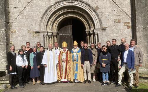 En grupp människor framför kyrkan Margam abbey i Wales