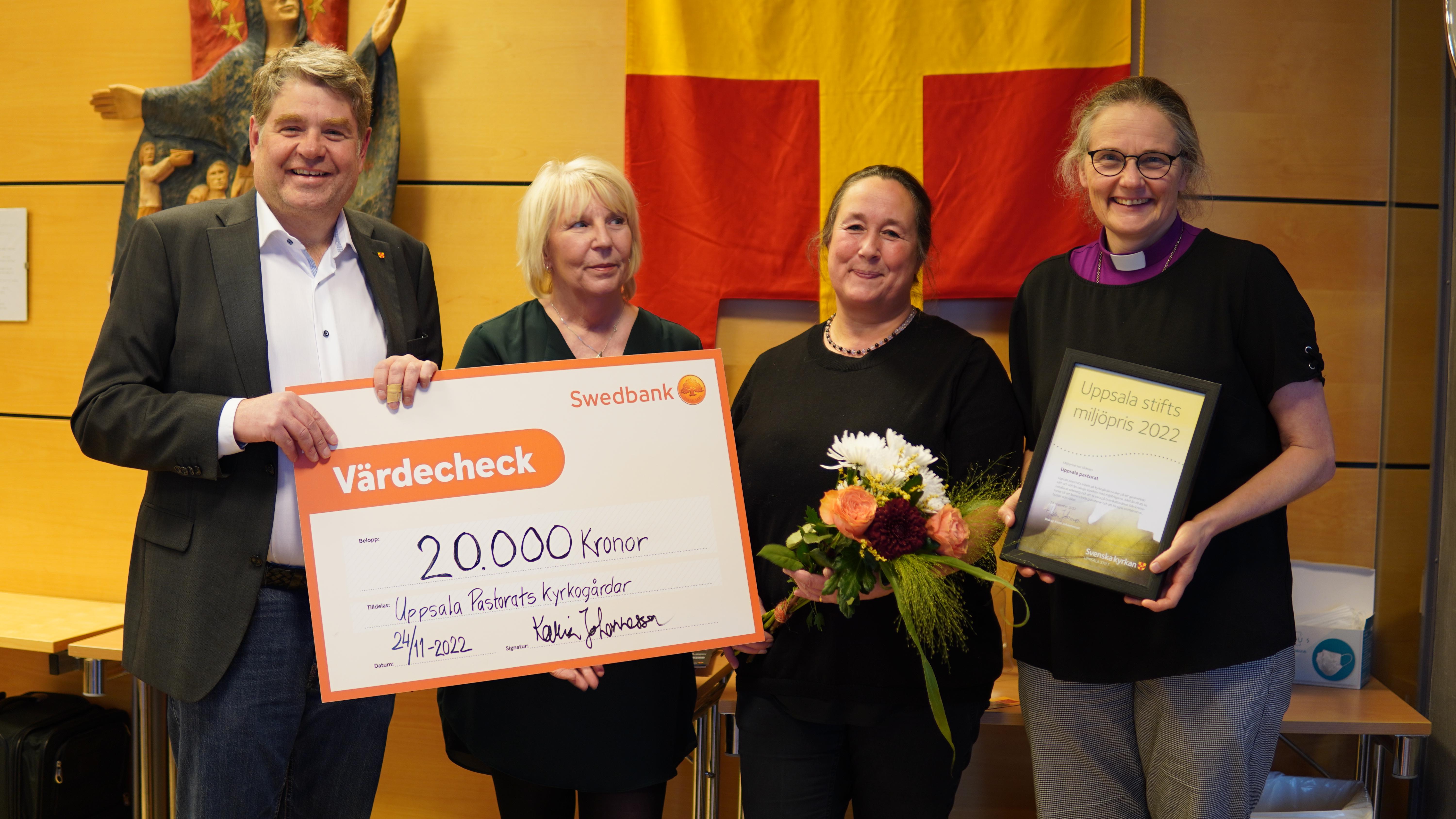 Biskop Karin och mottagarna av Uppsala stifts miljöpris 2022