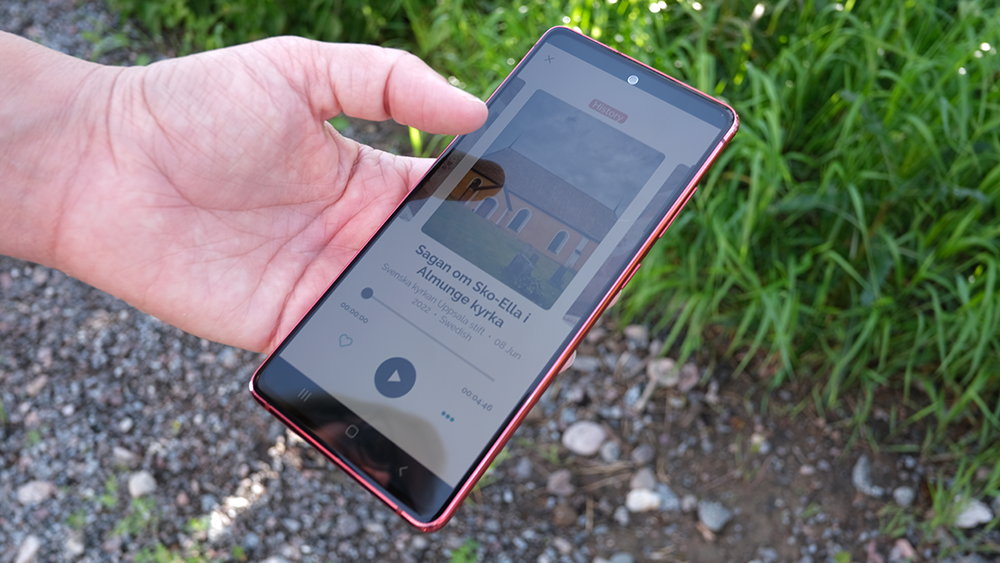 Hand som håller en mobiltelefon