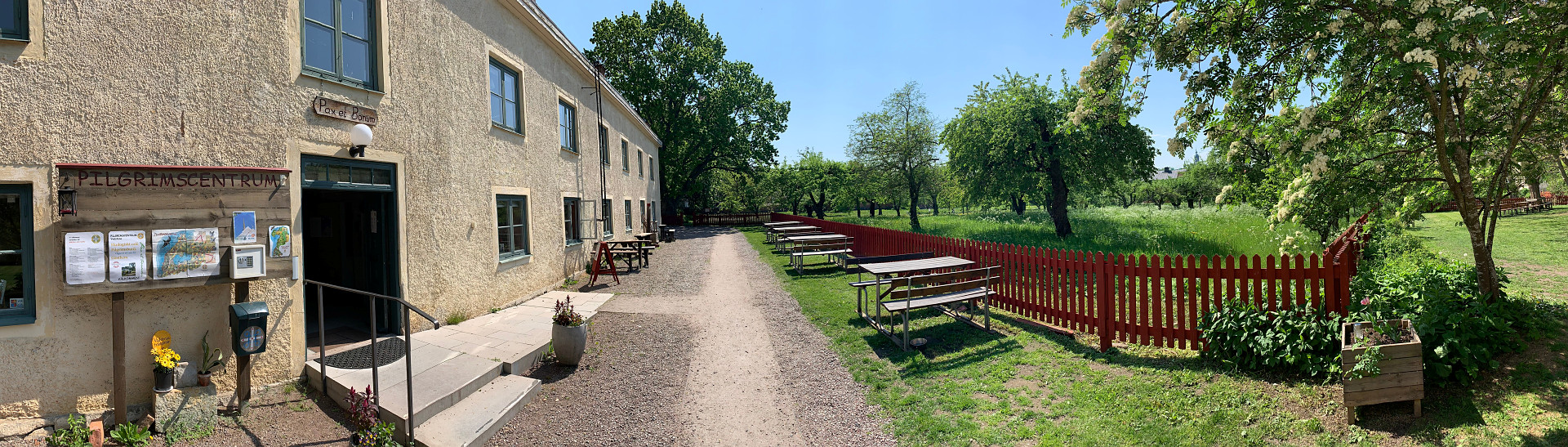 Vy över entrén till Pilgrimscentrum i Vadstena