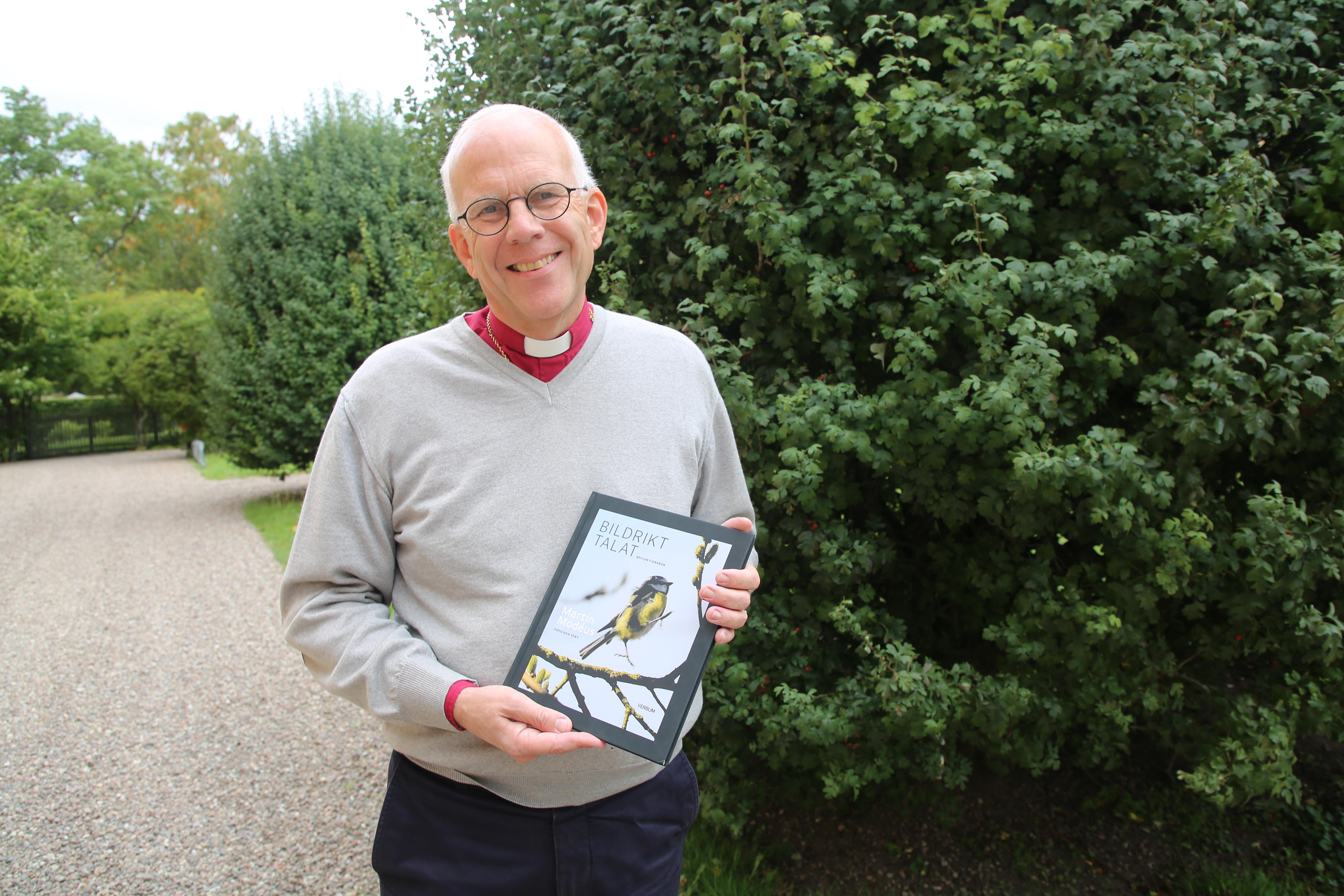 Biskop Martin Modéus håller sin bok "Bildrikt talat".