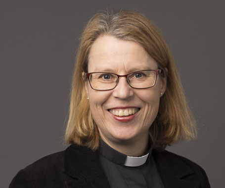 Porträttfoto på Alexandra Cimbritz mot grå bakgrund