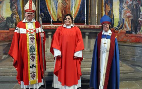 Nu är hon präst! Jenny Jonsson vigdes av biskop Martin Modéus. Eva Brunne, tidigare biskop i Stockholms stift deltog också i prästvigningen. 