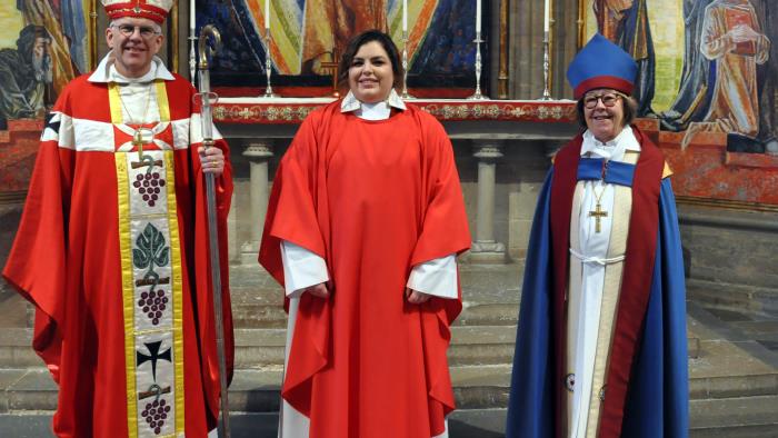 Nu är hon präst! Jenny Jonsson vigdes av biskop Martin Modéus. Eva Brunne, tidigare biskop i Stockholms stift deltog också i prästvigningen. 