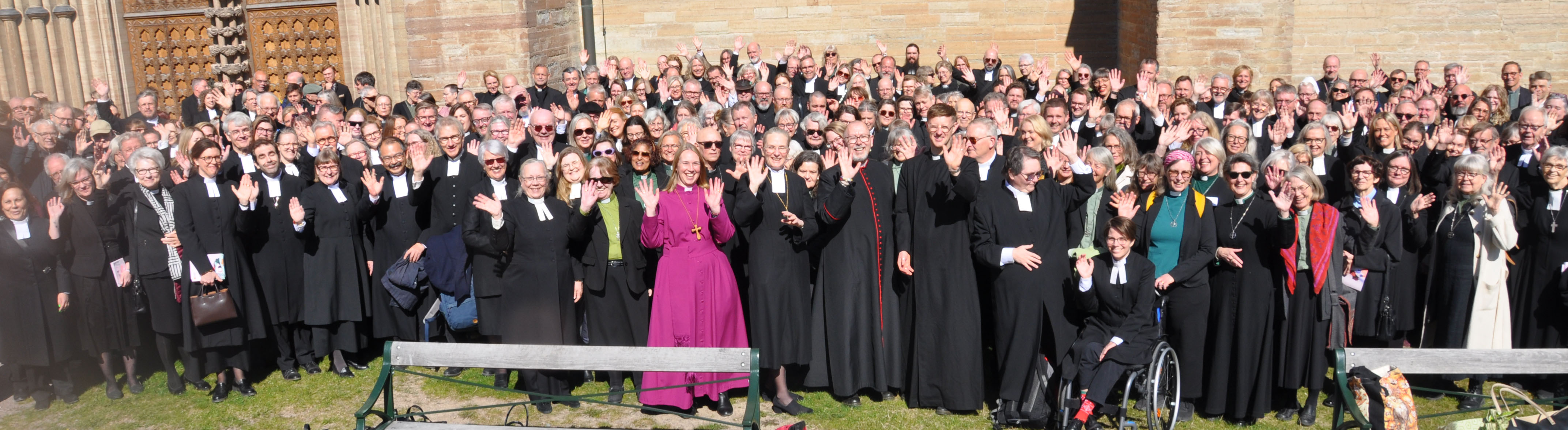 Många av diakonerna och prästerna utanför domkyrkan i vårsolen efter den inledande festmässan.