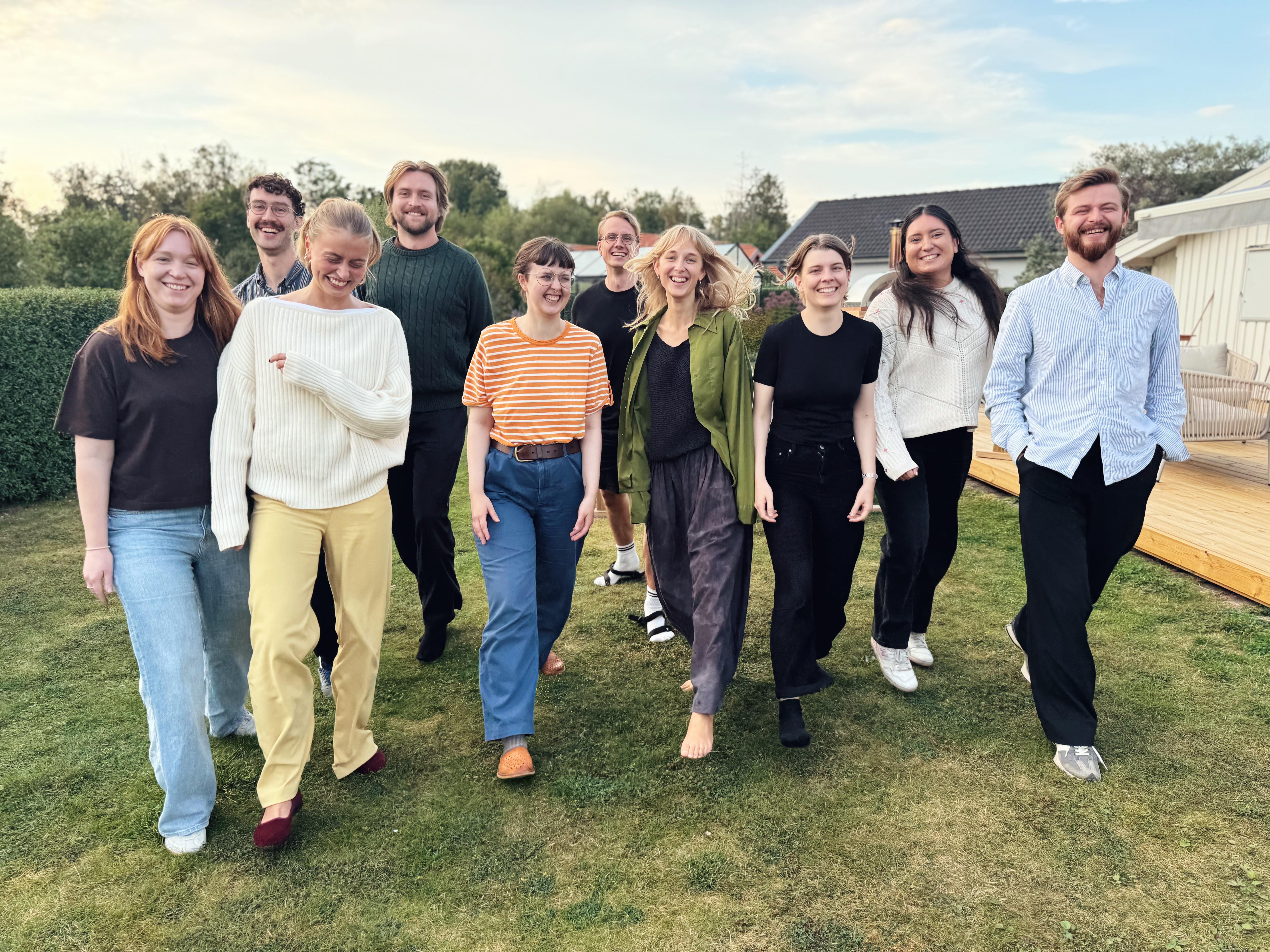 Skribentskolans deltagare hösten 2026 går fram på en gräsmatta