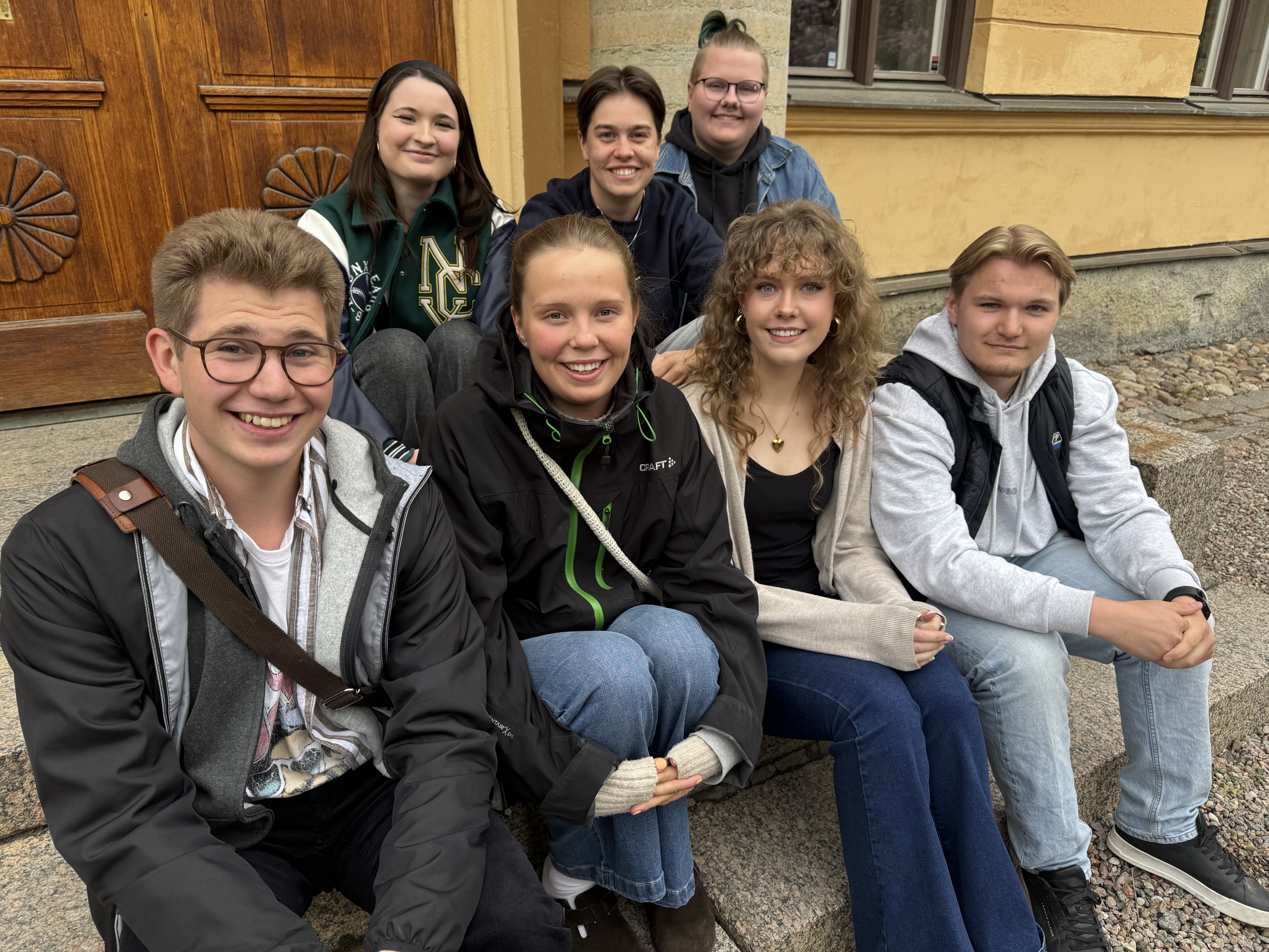 Bakre raden: Ayla Skeppstedt, Elliot Gustavsson och Noah Nilsson. Främre raden: Charlie Palmqvist, Tova Torstensson, Emma Svantesson och Isak Karlsson på trappen utanför Linköpings stiftskansli.