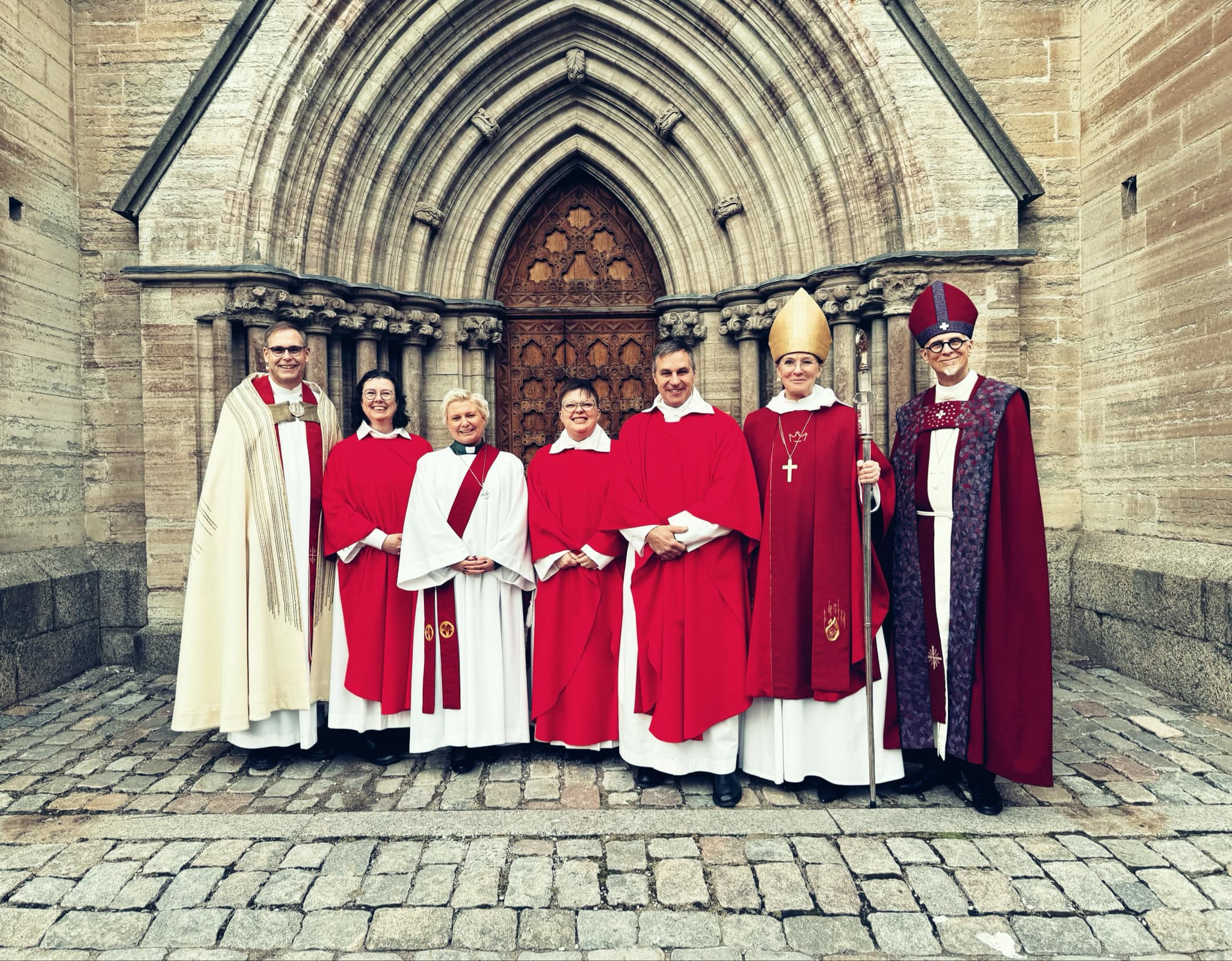 Från vänster: Mattias Bähr, Helene Hägglund, Maria Sörman Kumar, Annie Johnsson, Andreas Wittrin, biskop Marika Markovits och biskop Matti Repo 