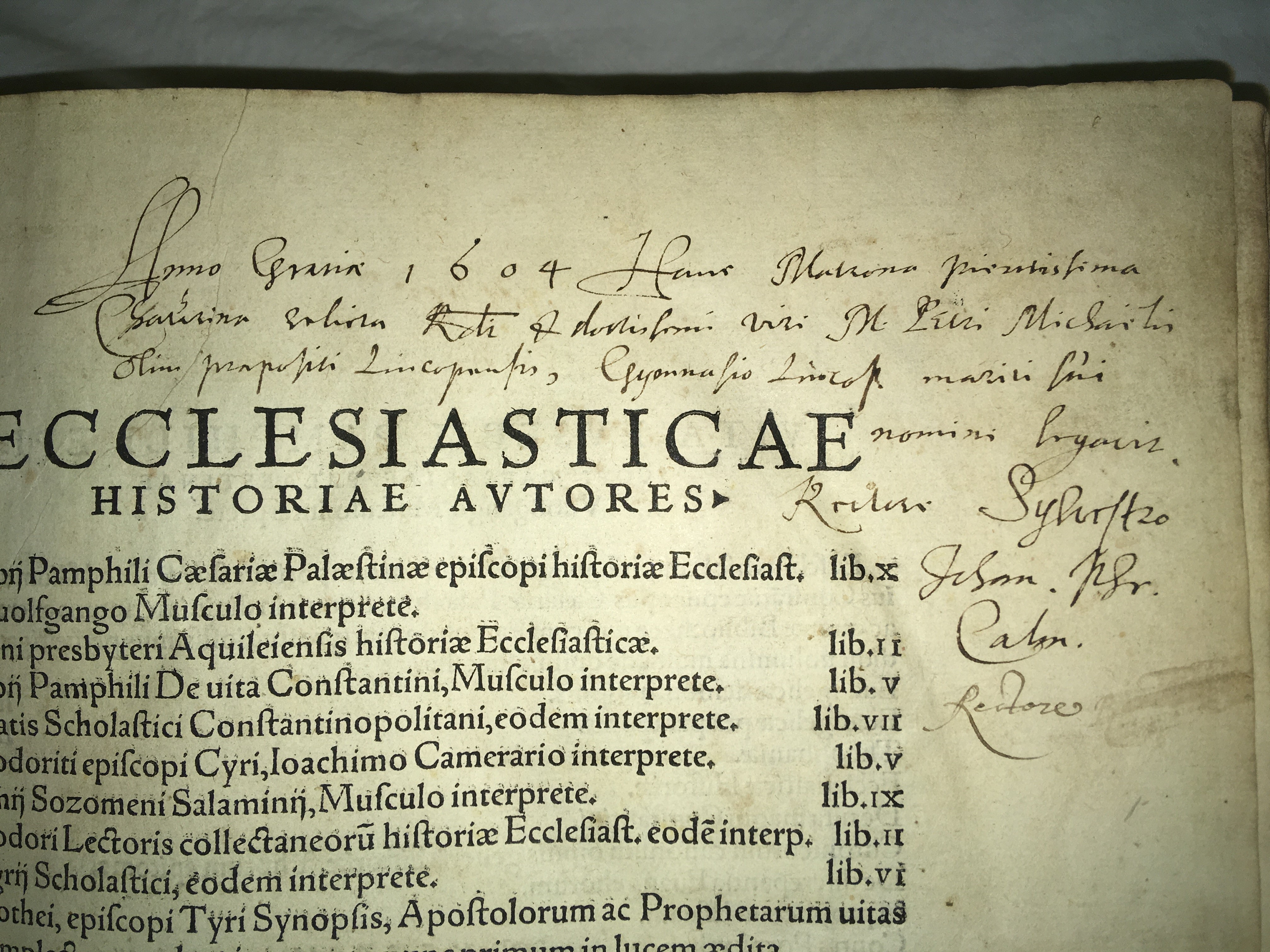 Notering av dåvarande rektor Sylvester Johannis Phrygius (1572-1628), att Karin Jöransdotter, änka efter domprost Petrus Michaelis Ostrogothus (d. 1580), donerar en latinsk kyrkohistoria till katedralskolan i Linköping.