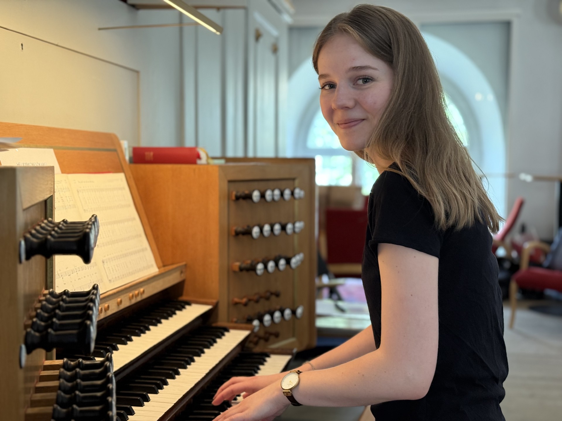 Madicken Lundh övar på orgel.