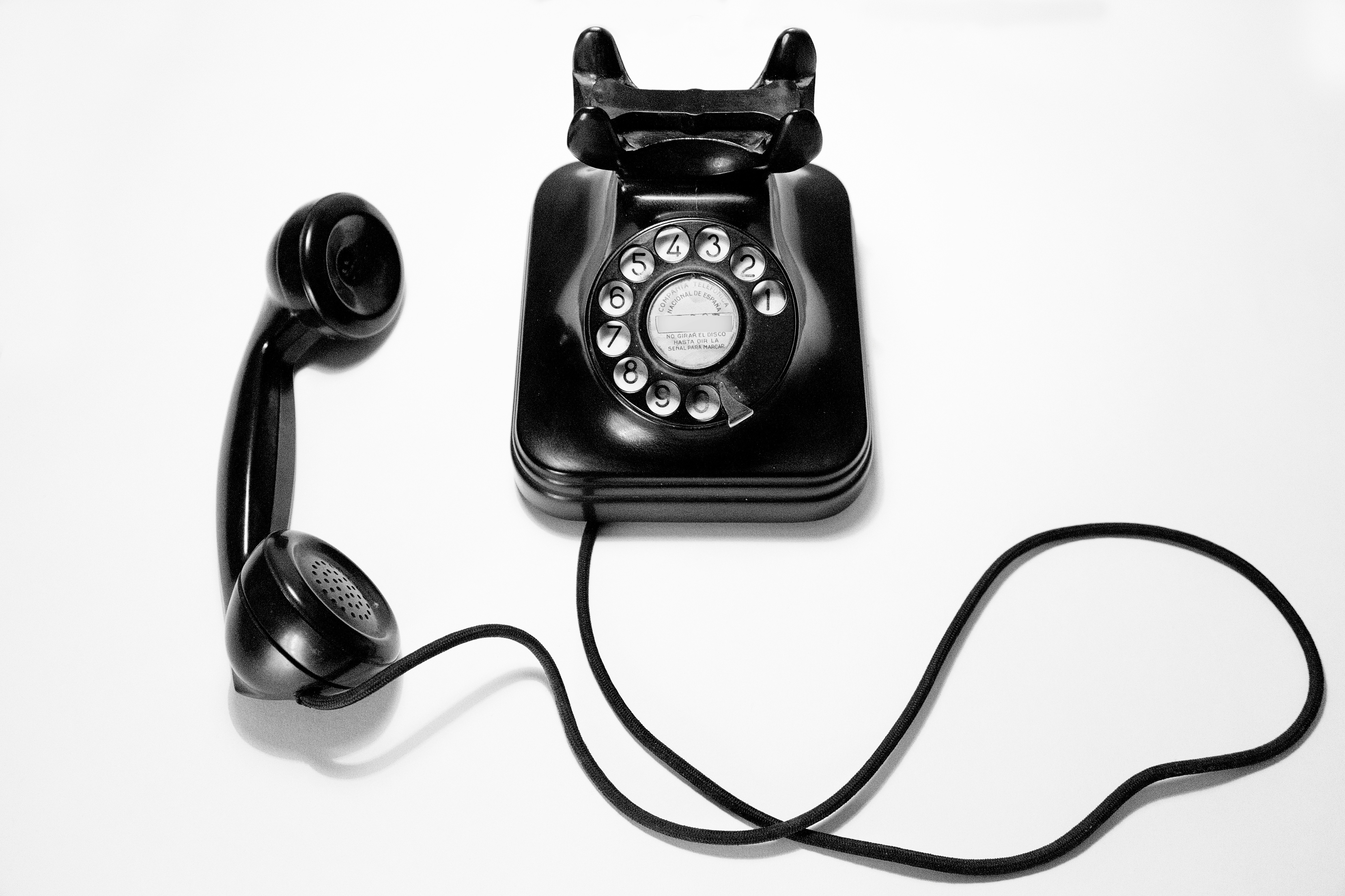 Gammal svart telefon med snurrskiva