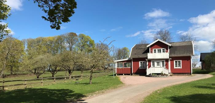 Gårdsarrendet på Bergs Prästbol kommer att bli ledigt 14 mars 2021. Här finns mer information om gården och tillvägagångssätt för intresseanmälan.