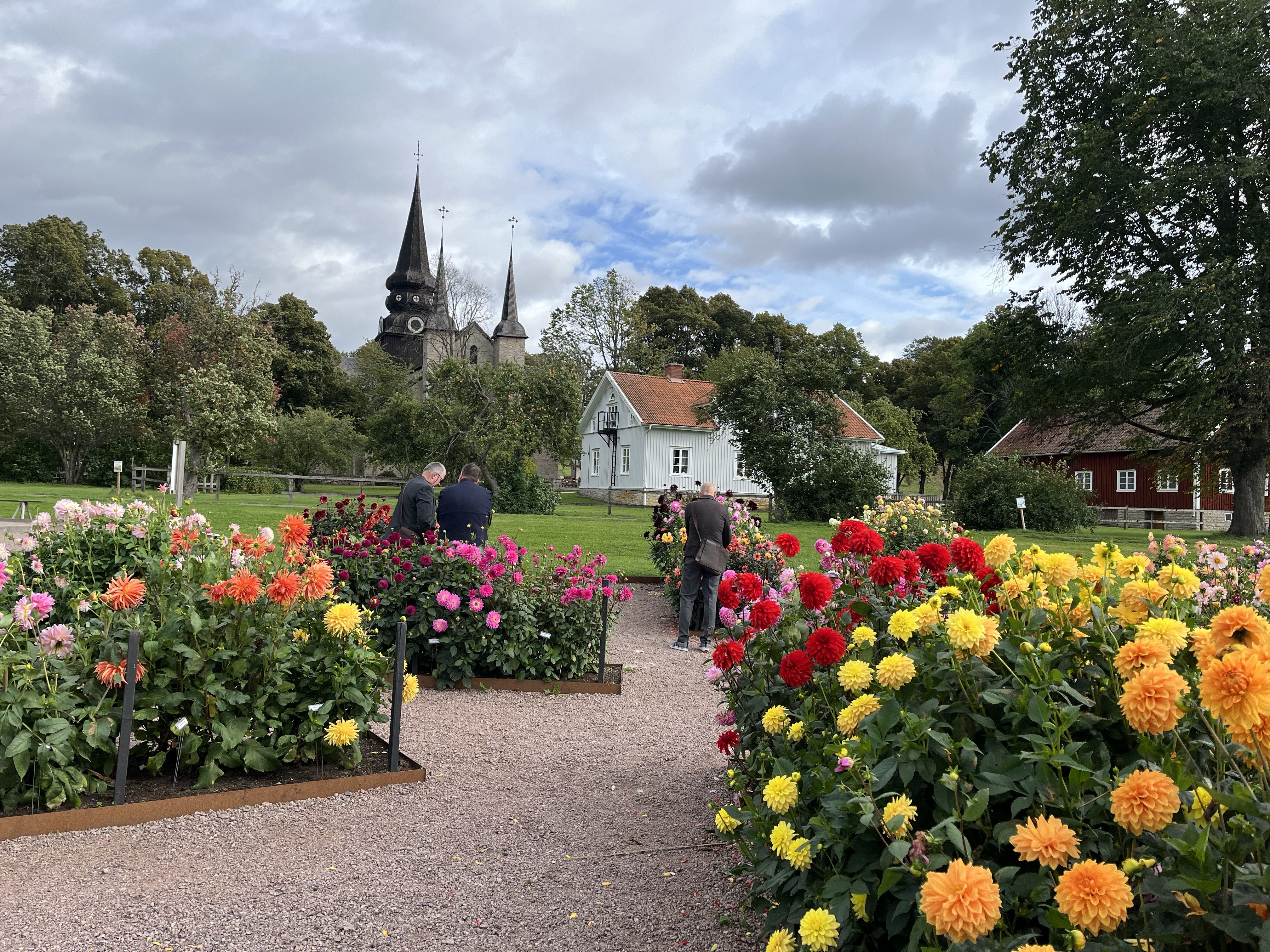 Utanför Varnhems klosterkyrka