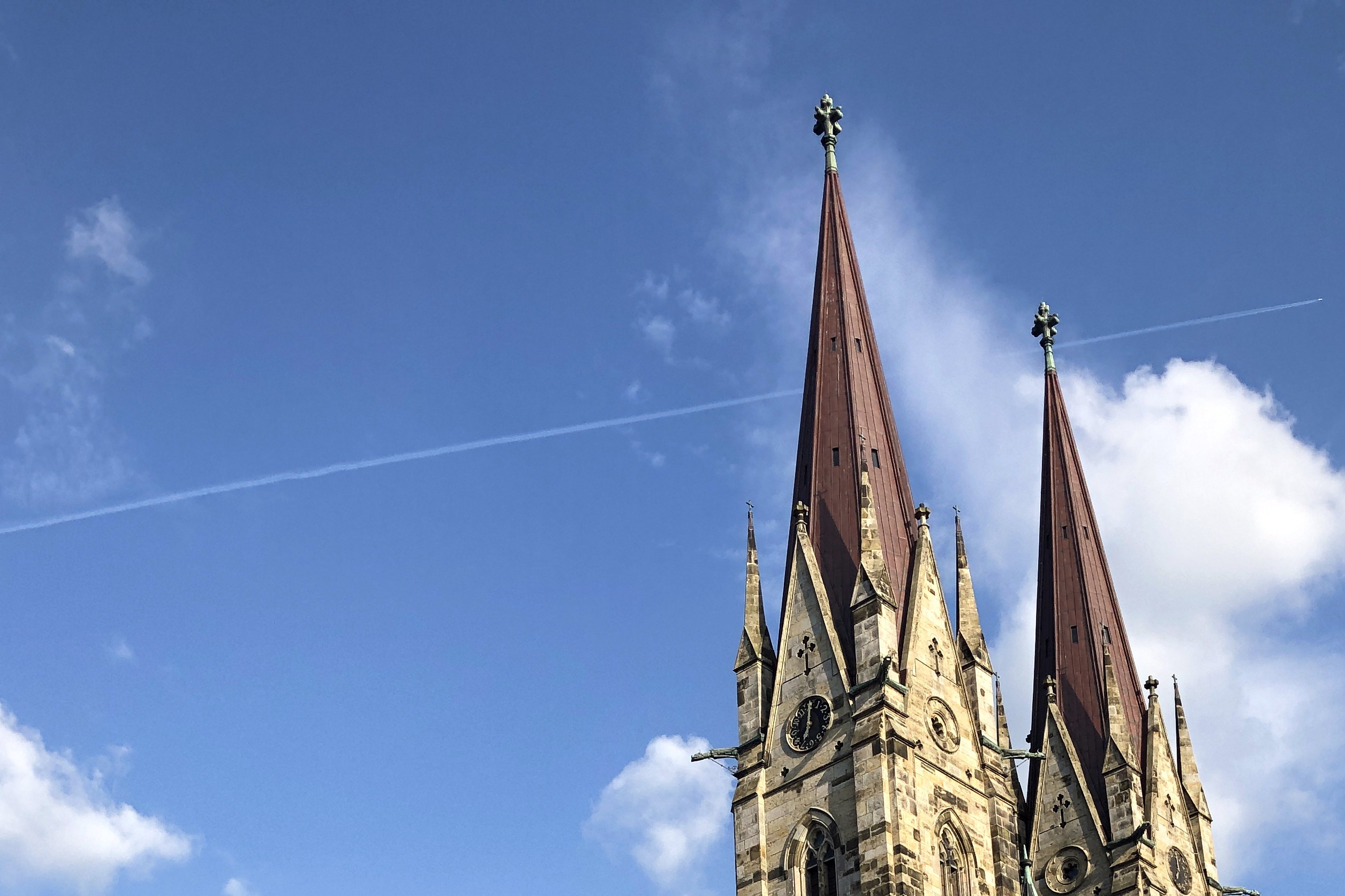 Bild på Skara domkyrkans torn mot en blå himmel