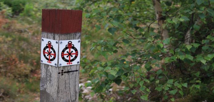 Nu har Skara stift ett eget pilgrimsmärke! Det så kallade Brynolfsmärket kan användas till pilgrimsleder i stiftet. Märket är inspirerat av en gjutform från biskop Brynolfs tid på 1200-talet.