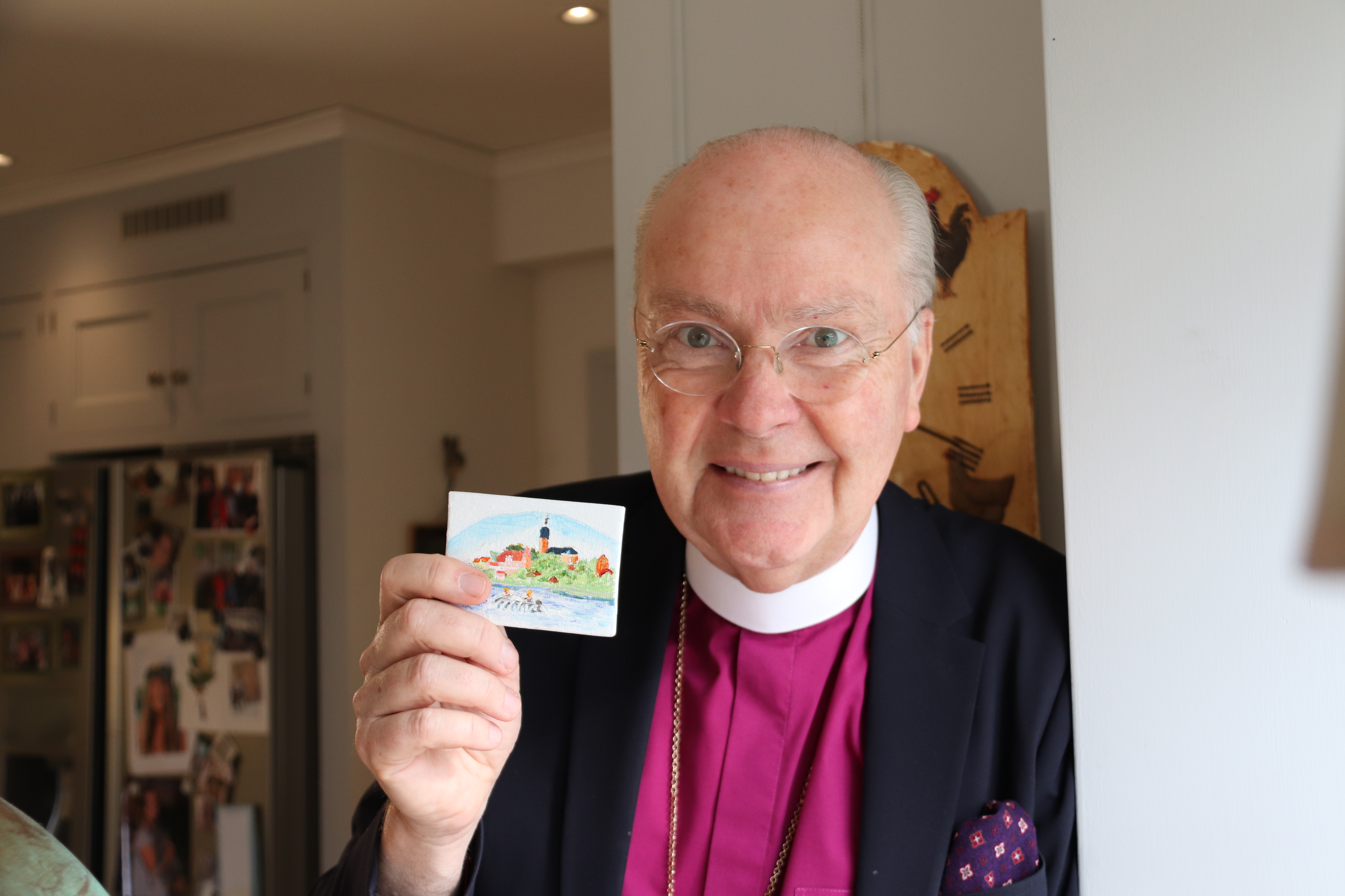 Biskop Johan visar tavlan han målat till förmån för ACT Svenska kyrkans Fasteinsamling. 