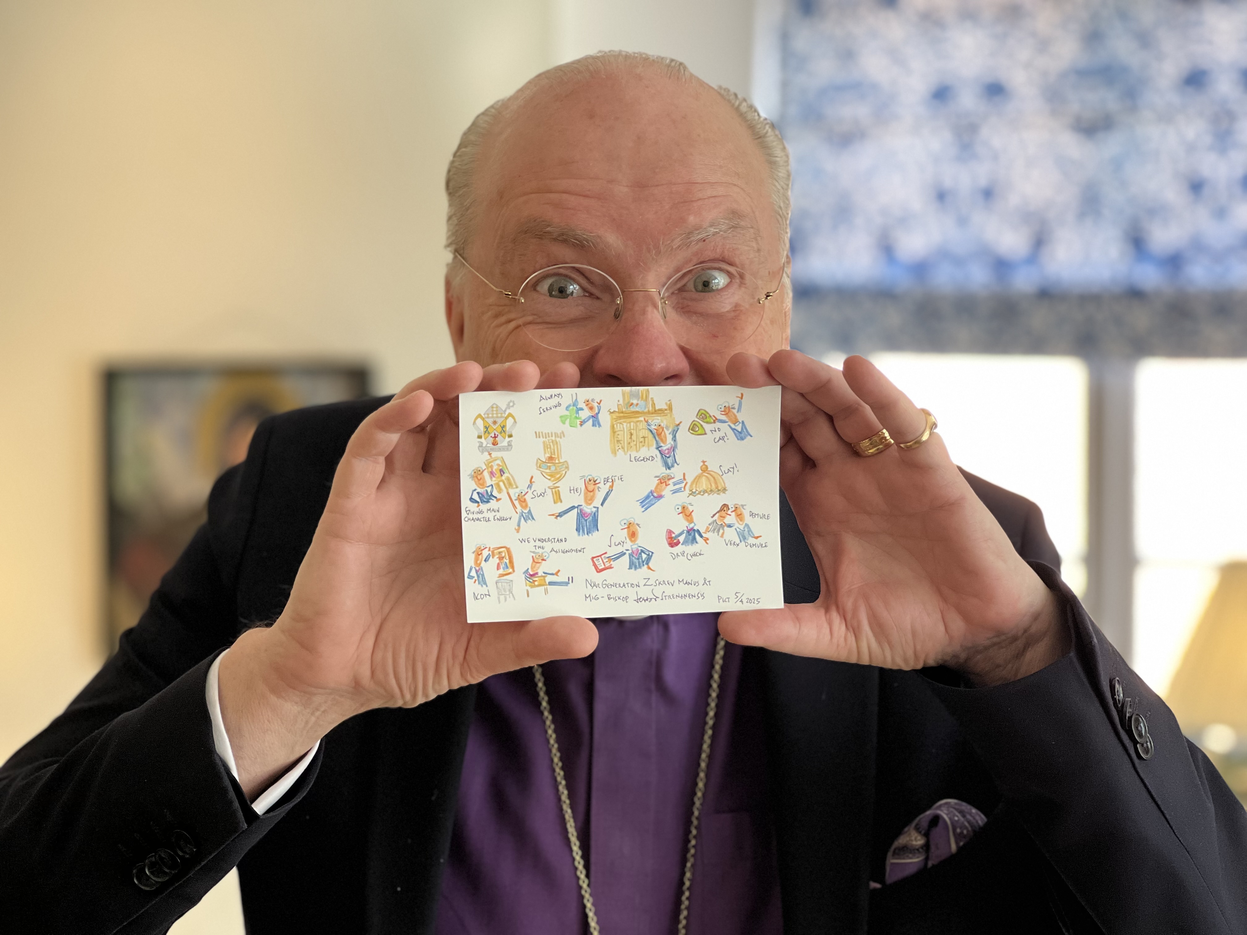 Biskop Johan Dalman visar sin teckning