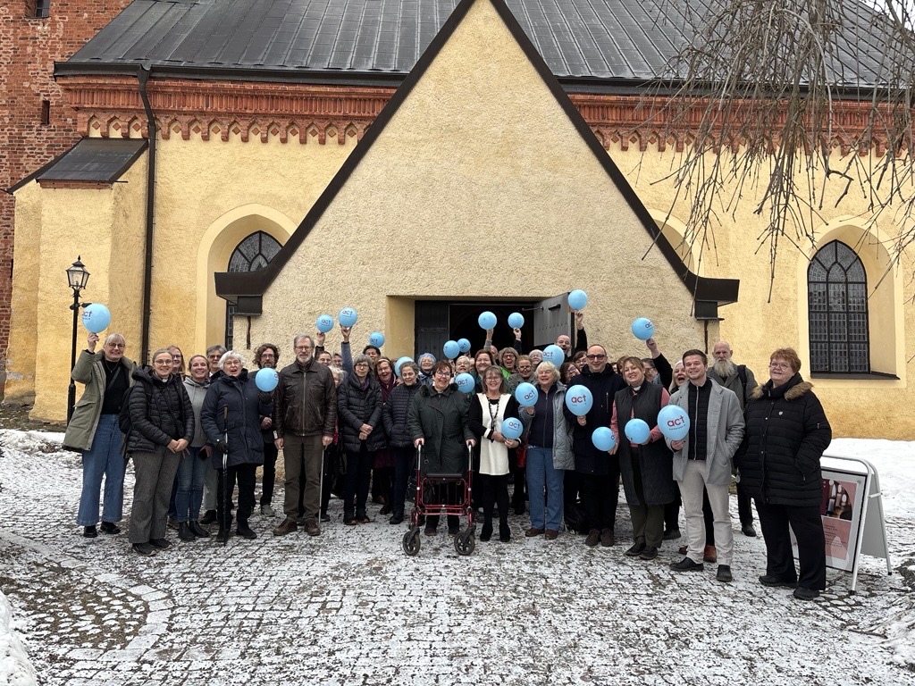 Gruppbild utanför en kyrka