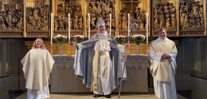 Idag, söndag den 24 januari, vigde biskop Johan Dalman två nya präster till tjänst i Svenska kyrkan och Strängnäs stift. Vigningen skedde i domkyrkan och biskopen assisterades av domprost Christofer Lundgren och diakon Maria Holmgren.