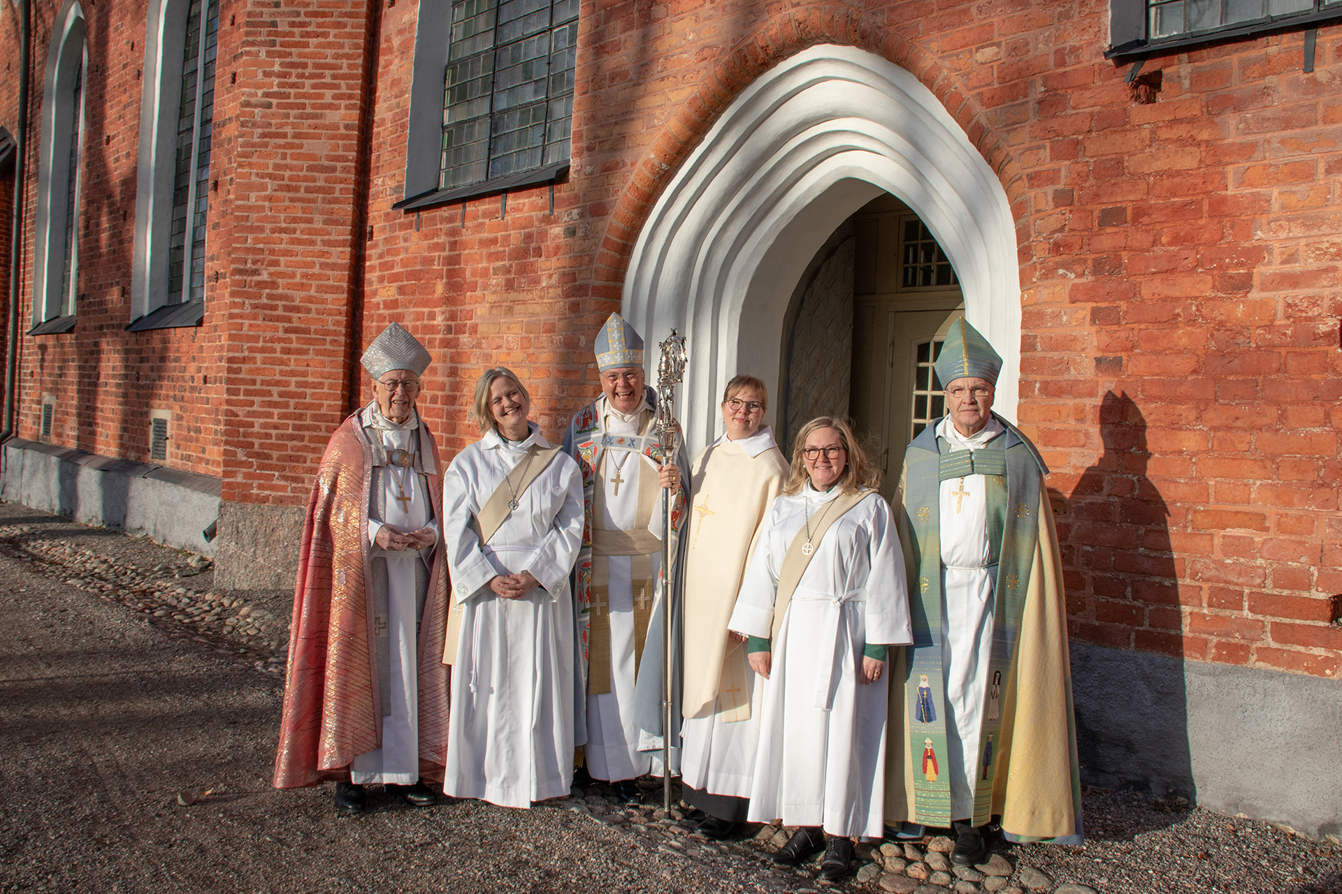 De nyvigda står utanför domkyrkan tillsammans med biskop Johan och två tidigare biskopar