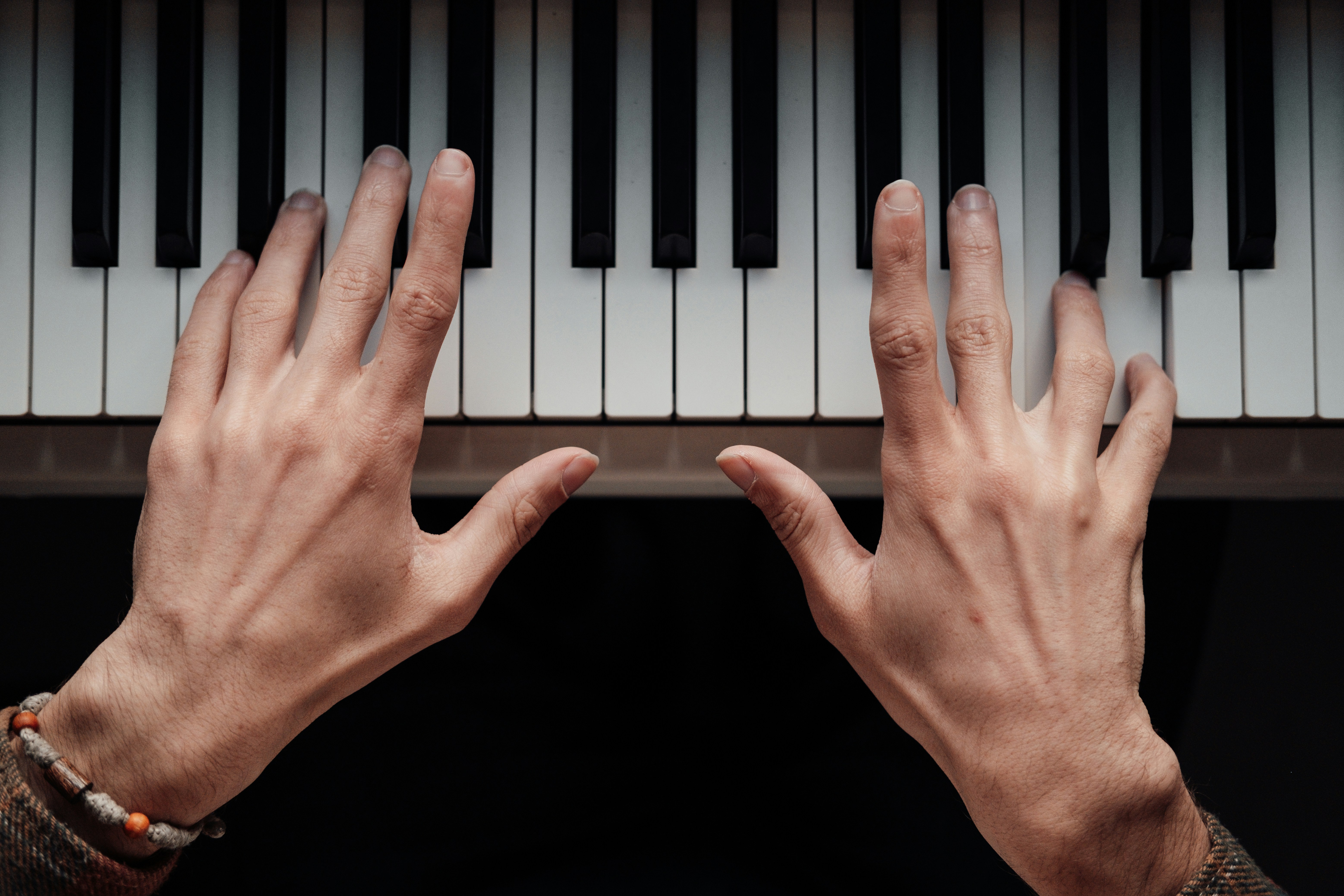 Händer som spelar på ett piano.