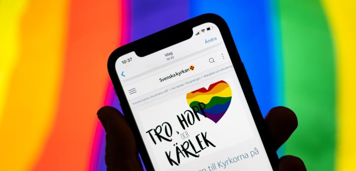 Mobil med startsida för Kyrkan på Pride.