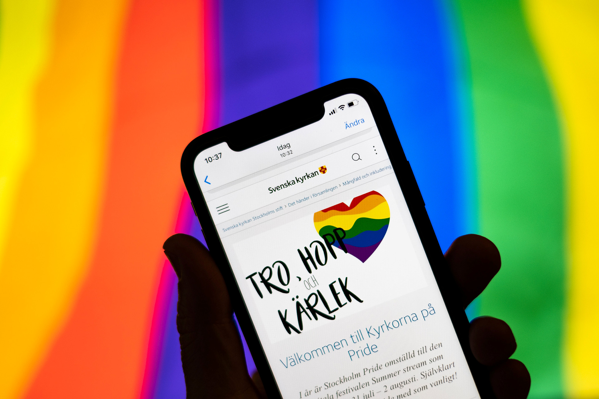 Mobil med startsida för Kyrkan på Pride.