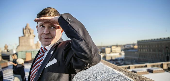 Talman Andreas Norlén spanar bort i fjärran.