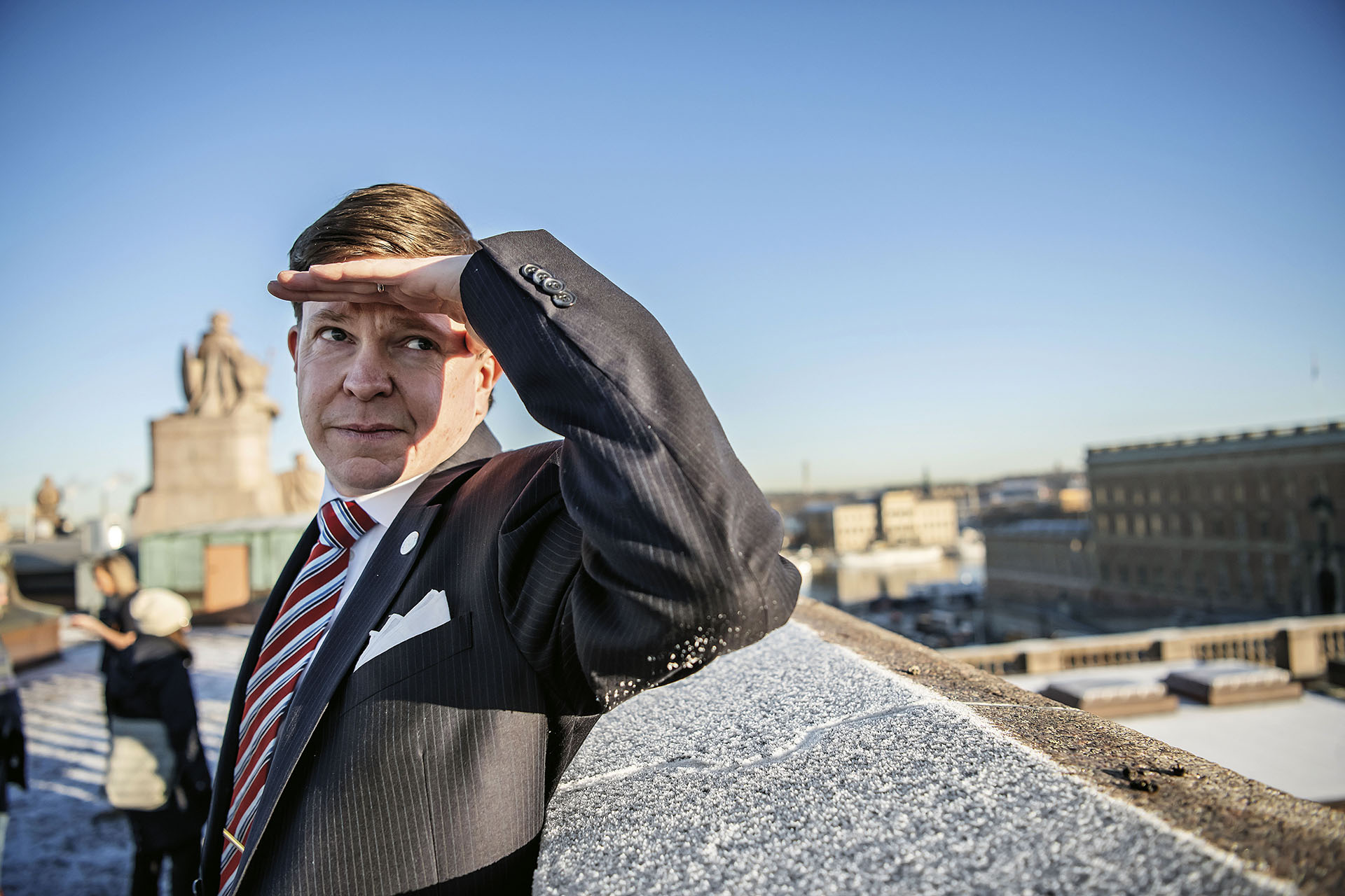 Talman Andreas Norlén spanar bort i fjärran.
