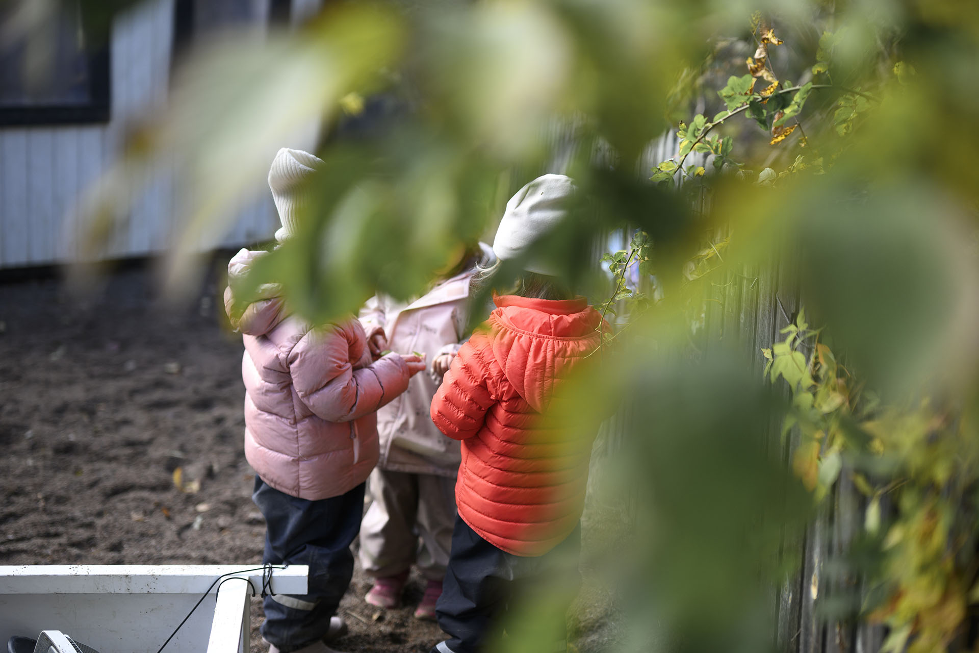 Barn som leker utomhus på Kyrkans förskola.