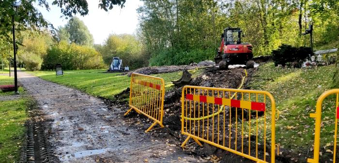 Just nu pågår markarbete på Danderyds kyrkogård. Området kring Barnkullen görs mera tillgänglig med en gångväg, sittplatser, belysning och nya planteringar.