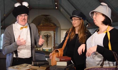 Kyrkråttan svarar på barns frågor om kyrkan och olika kyrkliga högtider,
kanske får han även besök av en oinbjuden gäst?
