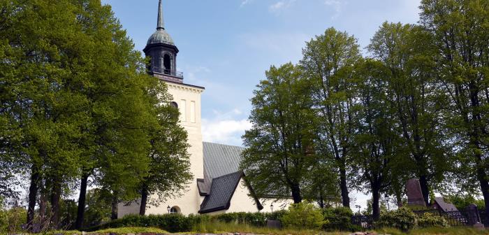 Sollentuna kyrka har funnits i mer än 800 år. Under årens lopp har hon regelbundet byggts ut, byggts om och renoverats. Renoveringen som pågått under 2020-2021 är nu klar.
Kyrkan har nu åter öppnat - varmt välkommen tillbaka.
