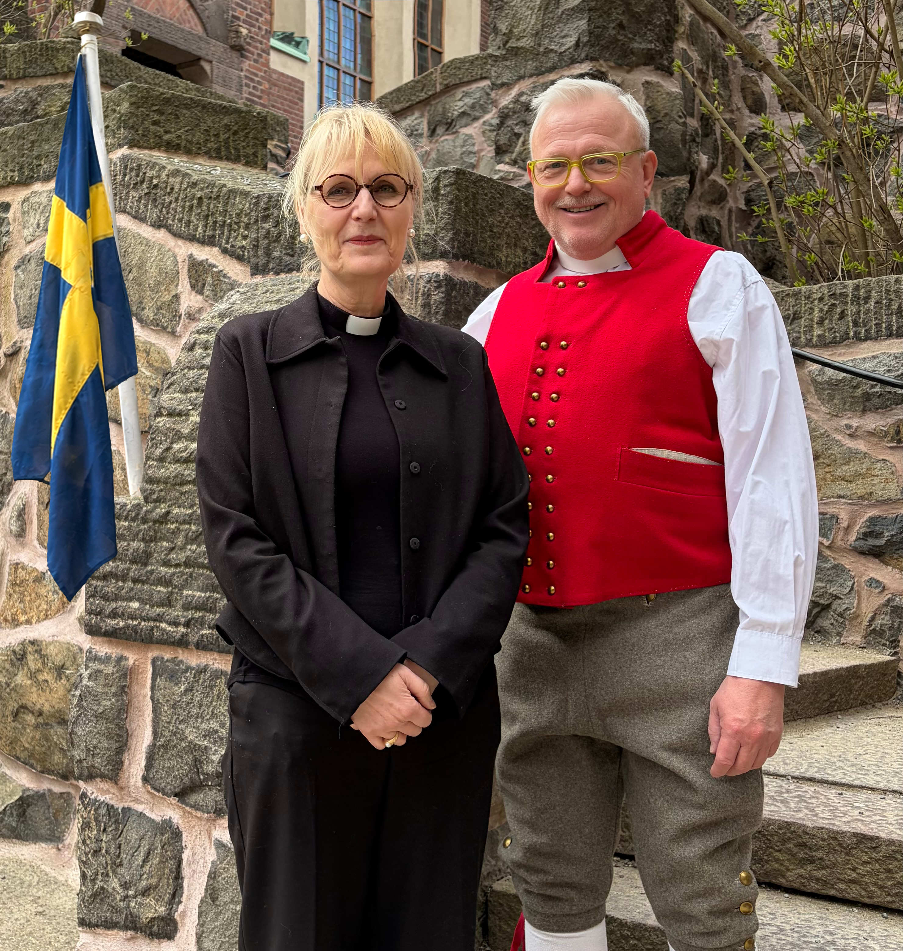 Kyrkoherde Annelie Lowén och präst Gunnar Stålklint Suàrez håller i drop-in-dopet på nationaldagen.