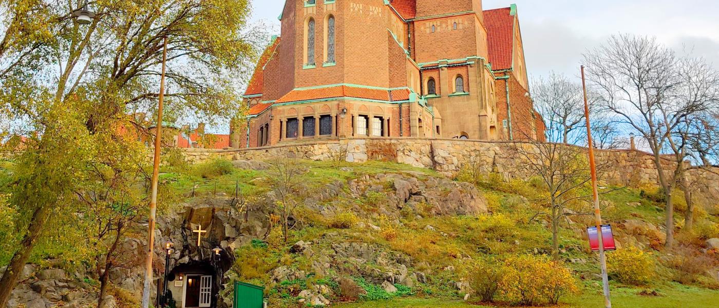 Engelbrektskyrkan uppe på berget med Columbariets ingång  från Karlavägen.