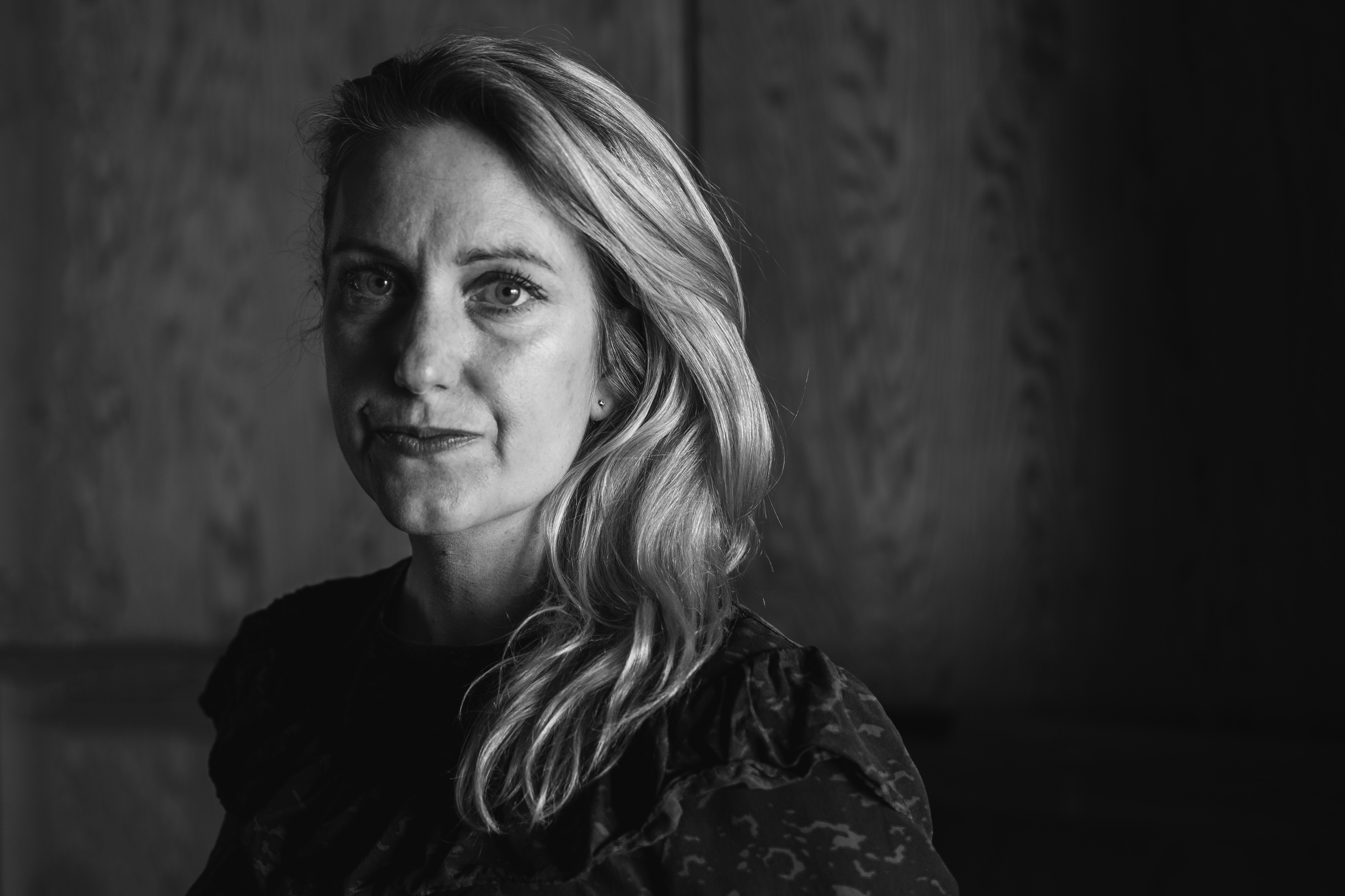 Svartvit bild av föreläsaren Frida Hård