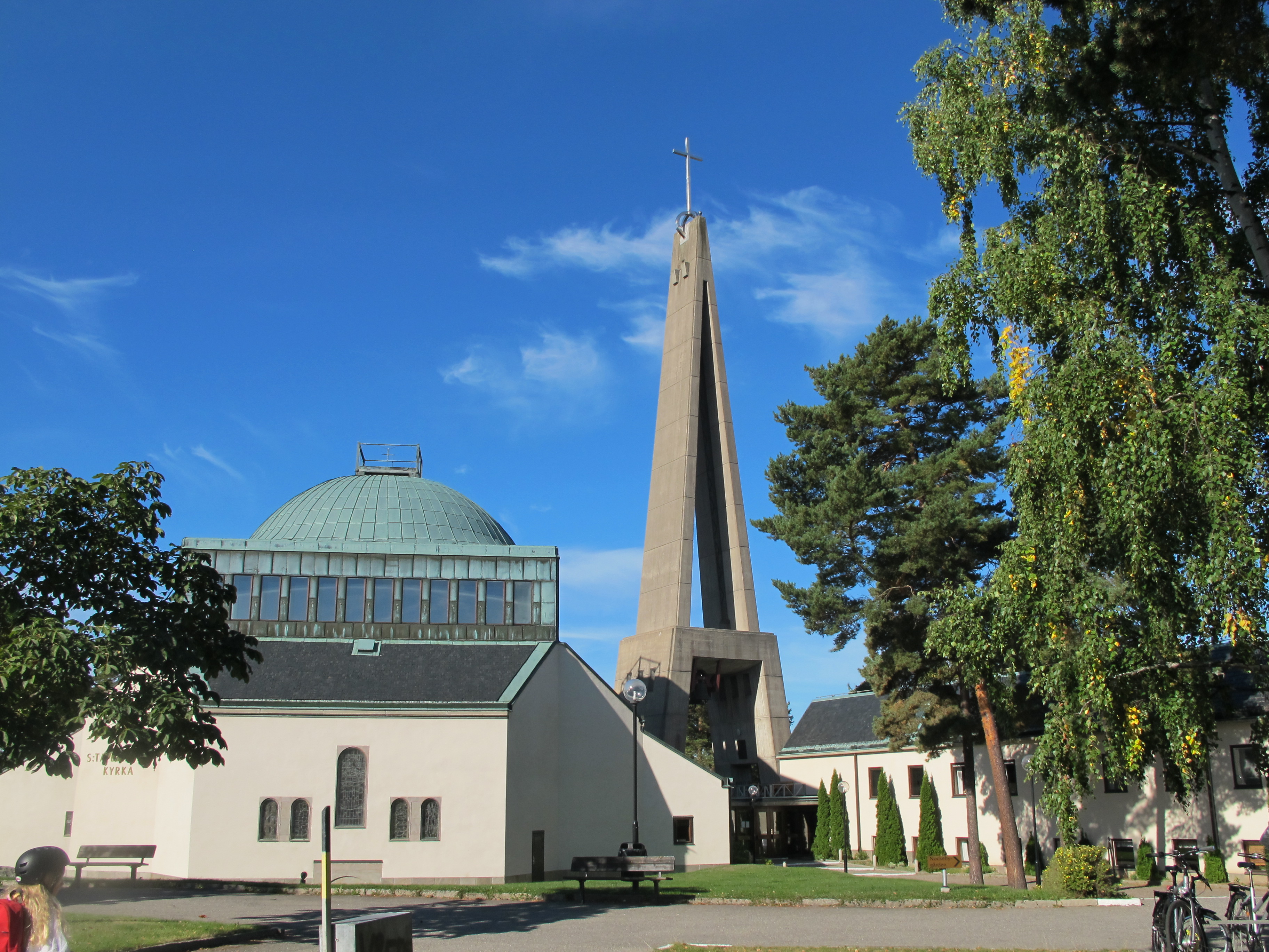 S:ta Birgitta med blå himmel bakom