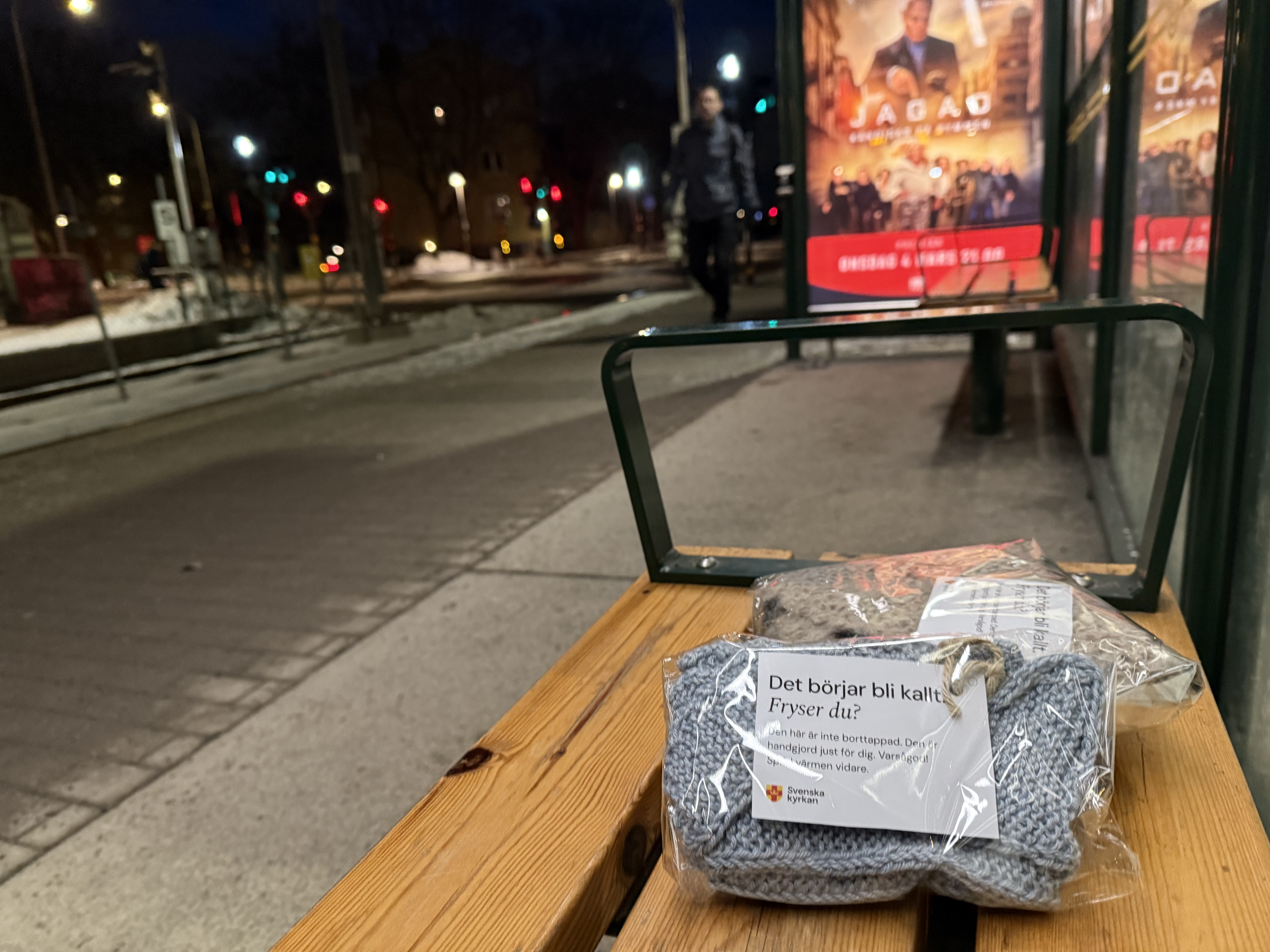 En stickad halsduk i en busskur