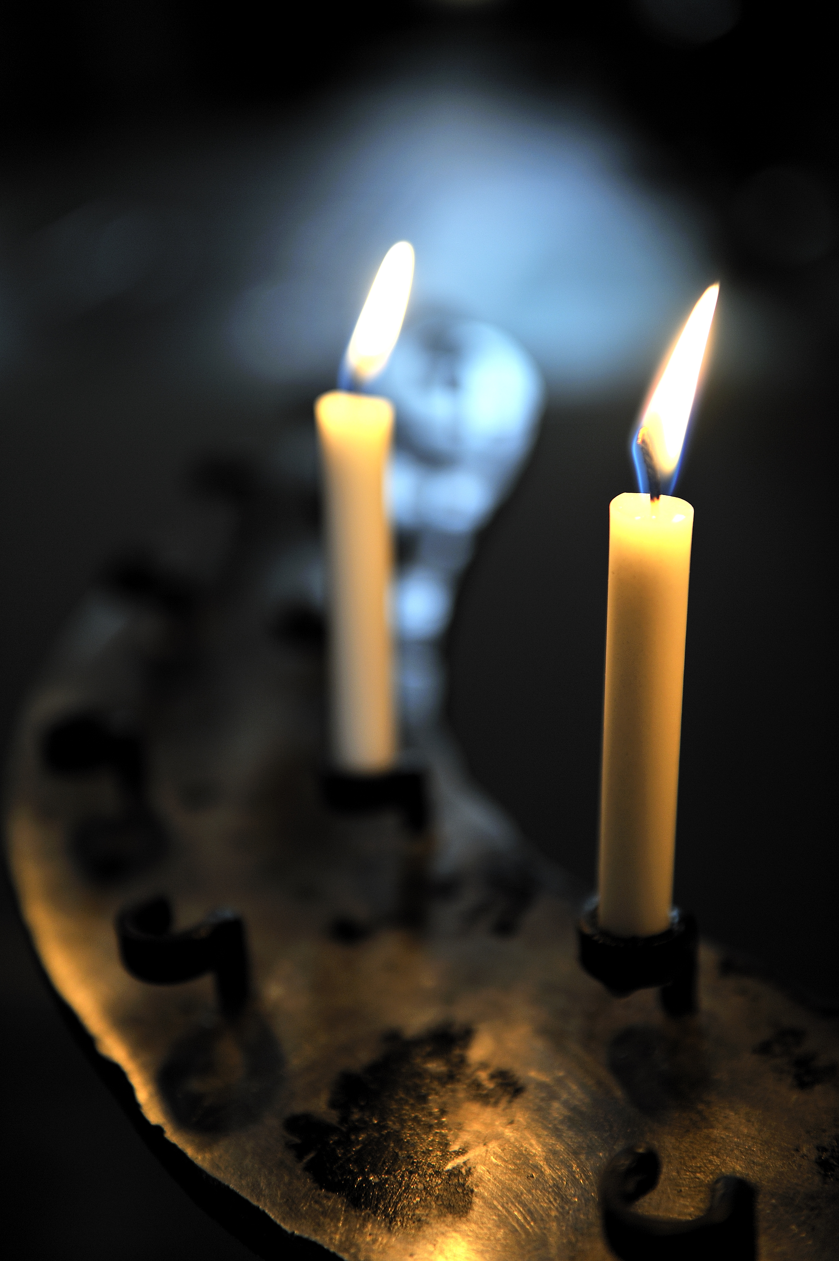 två ljus i en ljusbärare