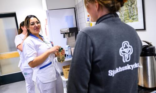 Personal från Sjukhuskyrkan pratar med sjukvårdspersonal