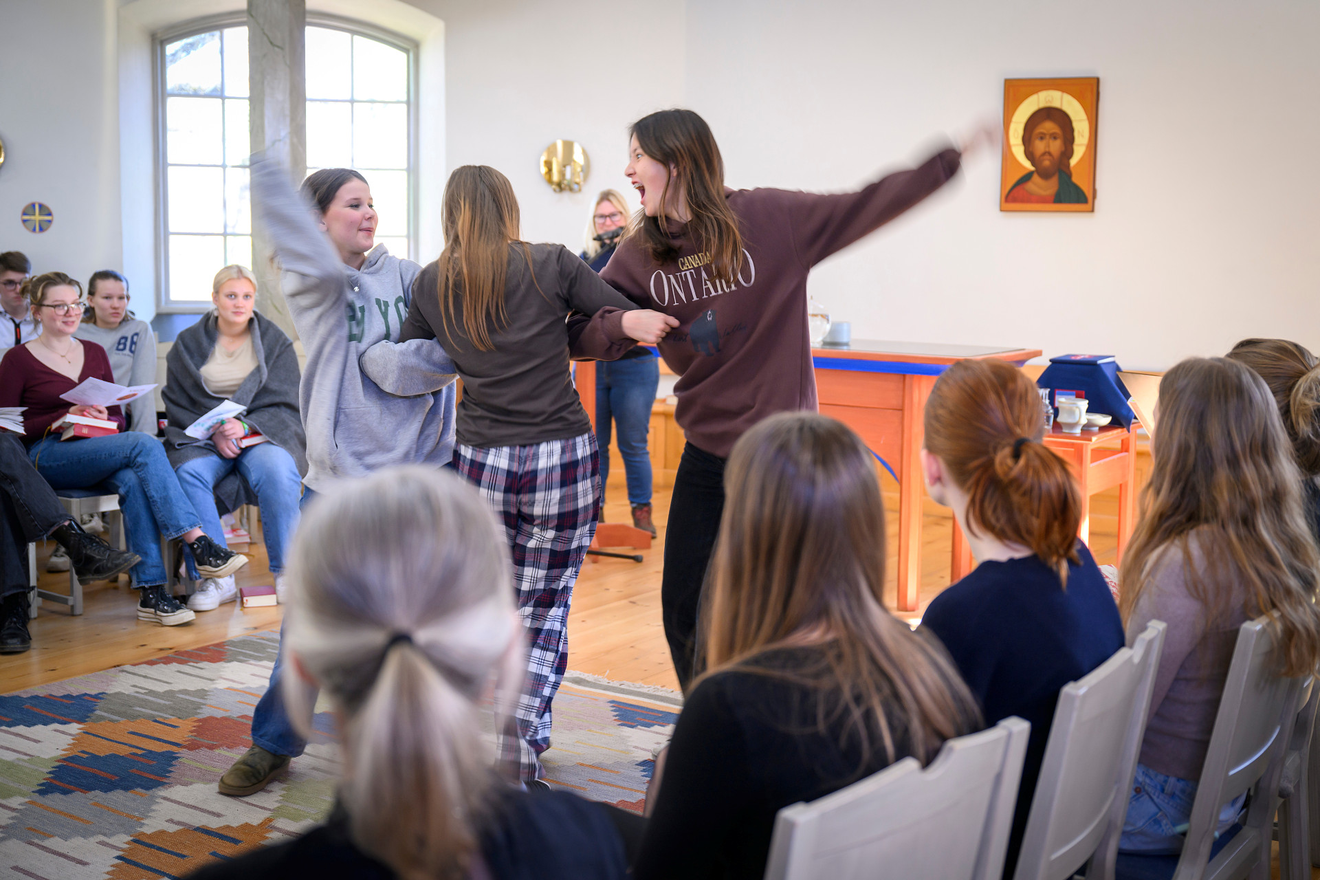 Konfirmander dansar i ett kapell
