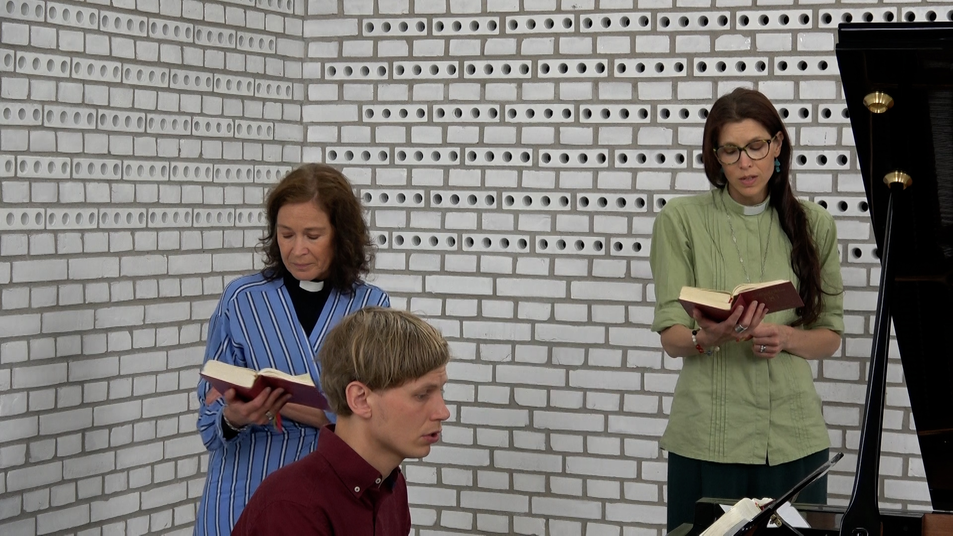 Några sjunger i  Årsta kyrka