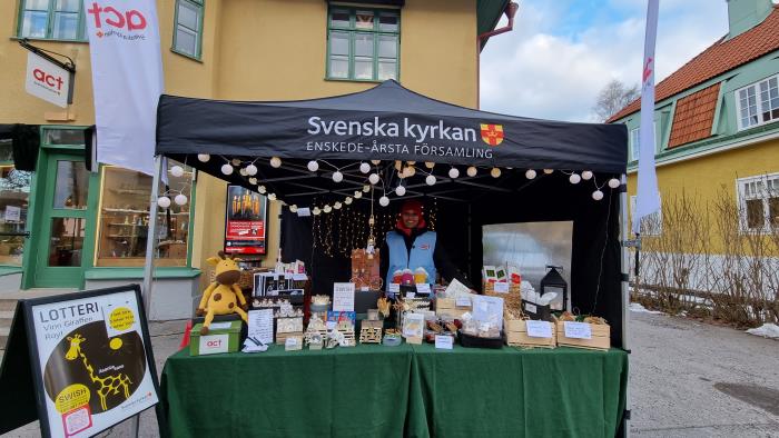 Försälningstält utanför Kyrkvillan vid Enskedes julmarknad