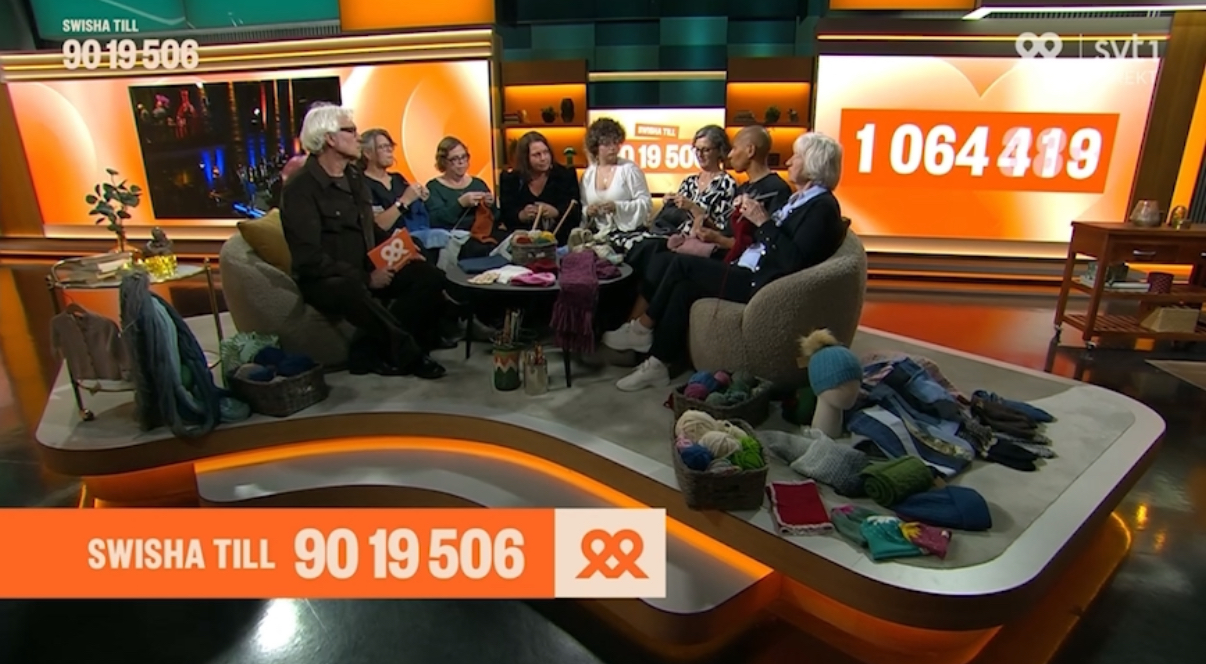 En grupp människor sitter och hantverkar i en tv-studio, världens barn