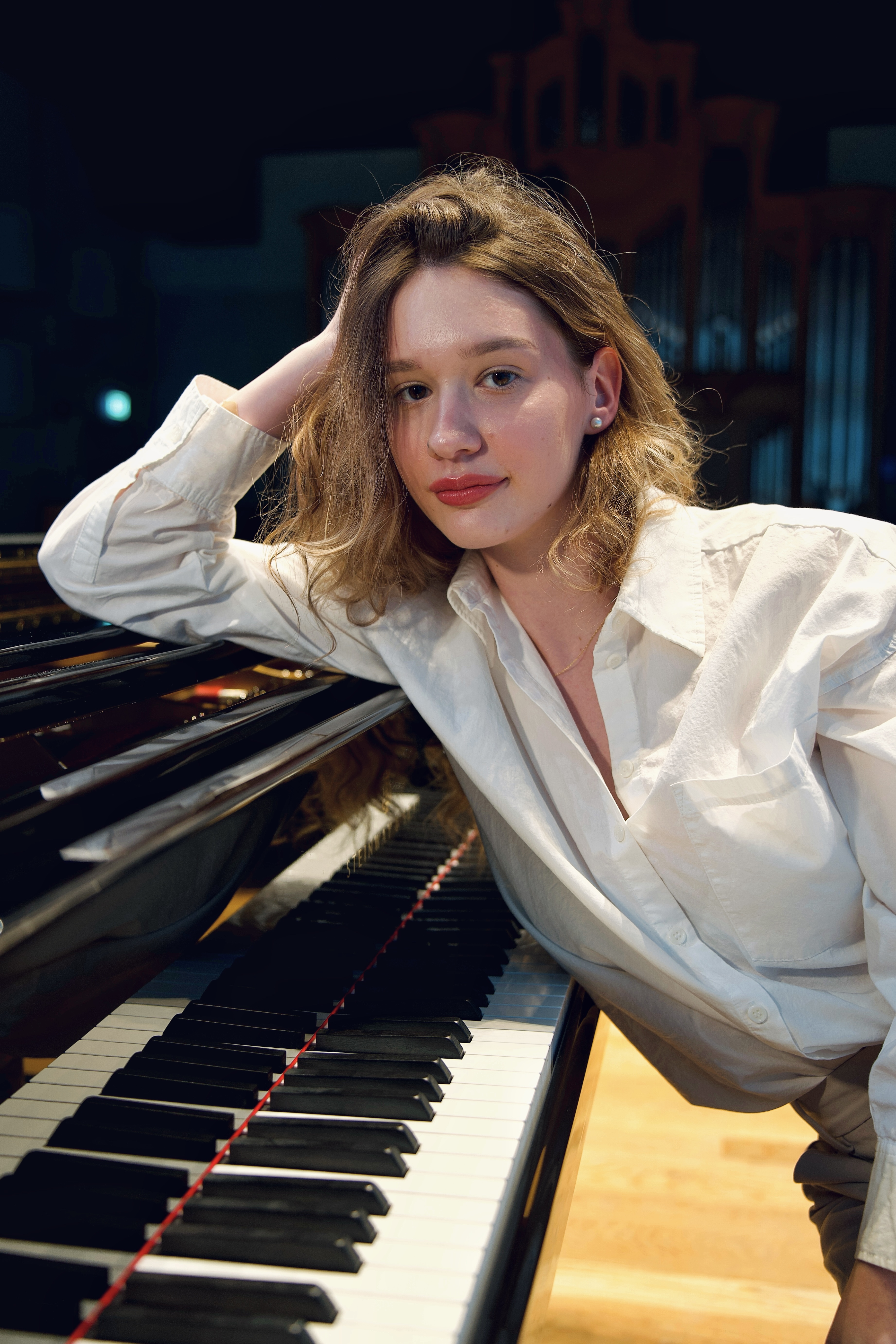 Kateryna Lato vid flygeln.